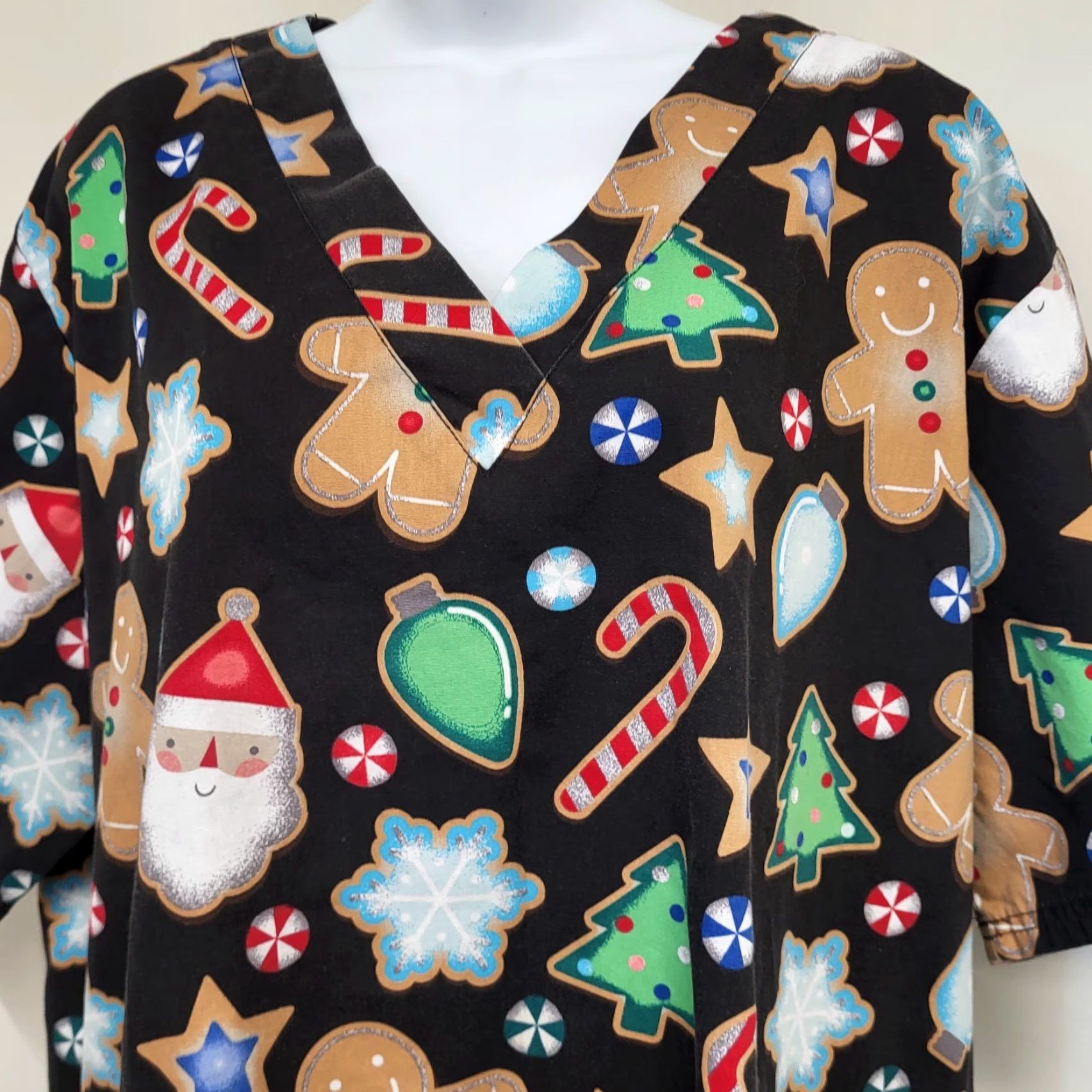 Buttero Butter Soft Scrub Top Women's XL Multicolor Christmas Gingerbread Candy Cane Scrub Top Womens XL Multicolor Christmas Size XL / US 12-14 / IT 48-50 - 4 Thumbnail