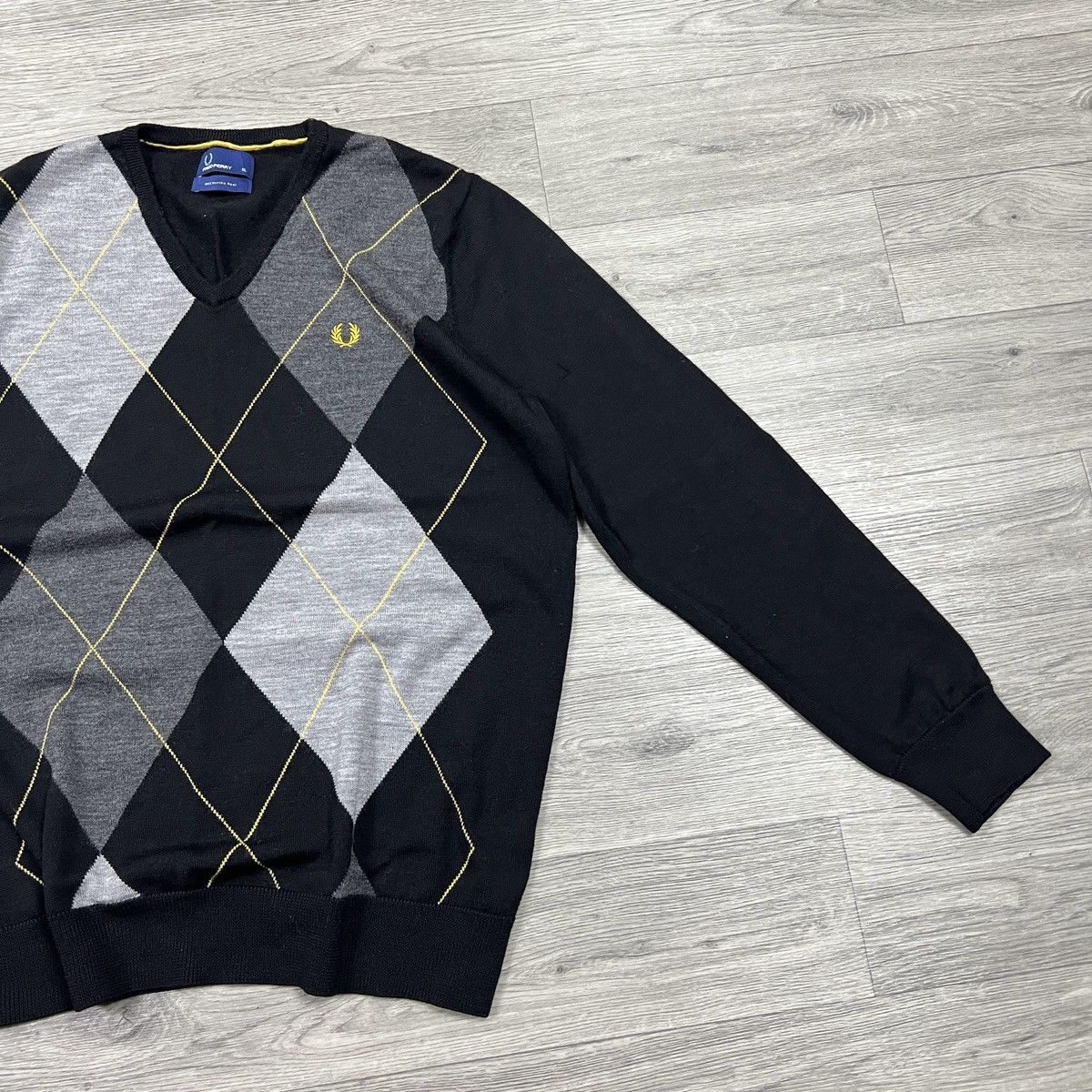 Fred Perry Fred Perry Merino Wool V-Neck Sweater Black Grey Gold Logo Size US XL / EU 56 / 4 - 3 Thumbnail