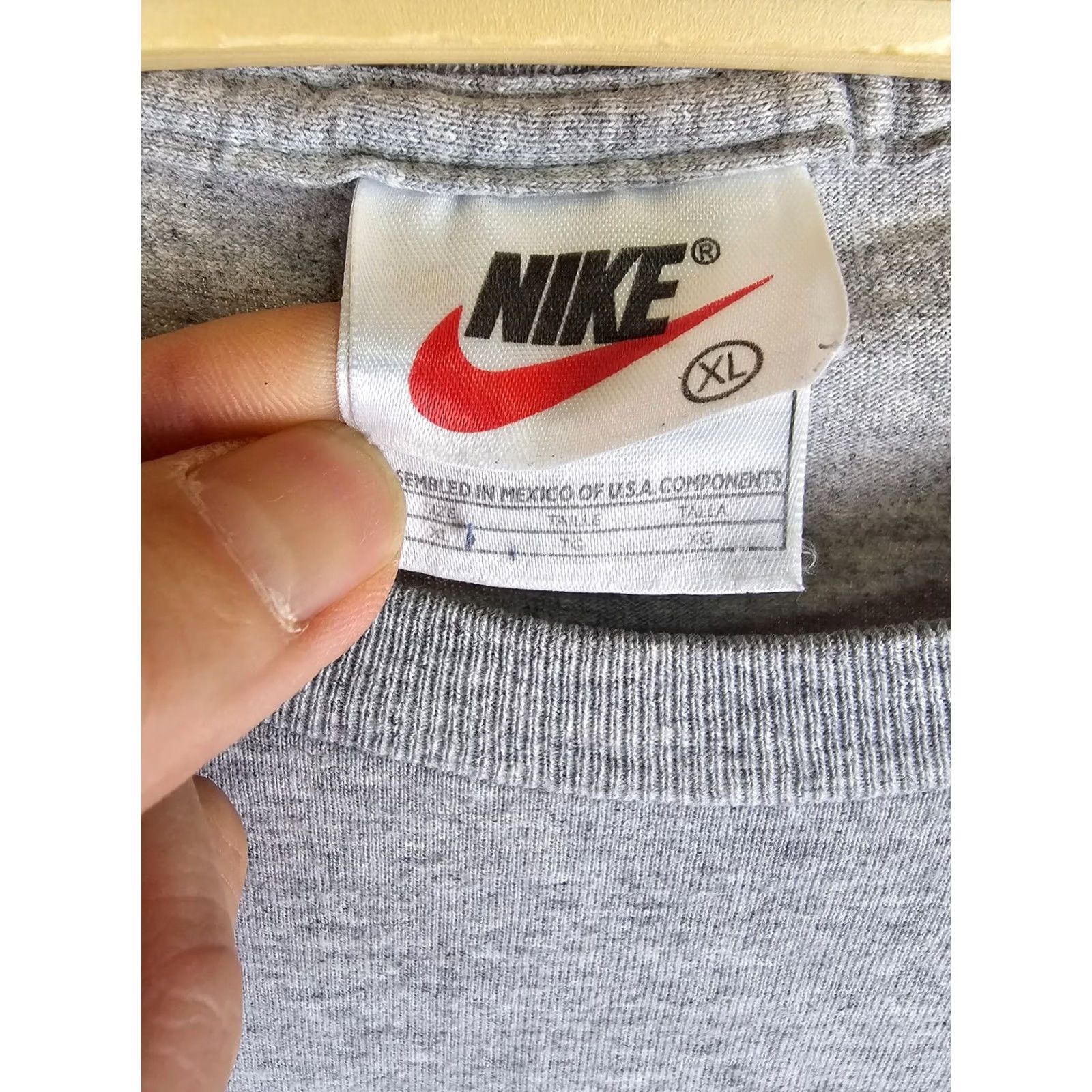 Nike VINTAGE Nike SMALL EMBRODERY Gray Cotton T-Shirt XL / XXXL TO FIT XXL Mens Short Sleeve Round Neck Cotton T-Shirt 90s Logo Size US XL / EU 56 / 4 - 3 Thumbnail