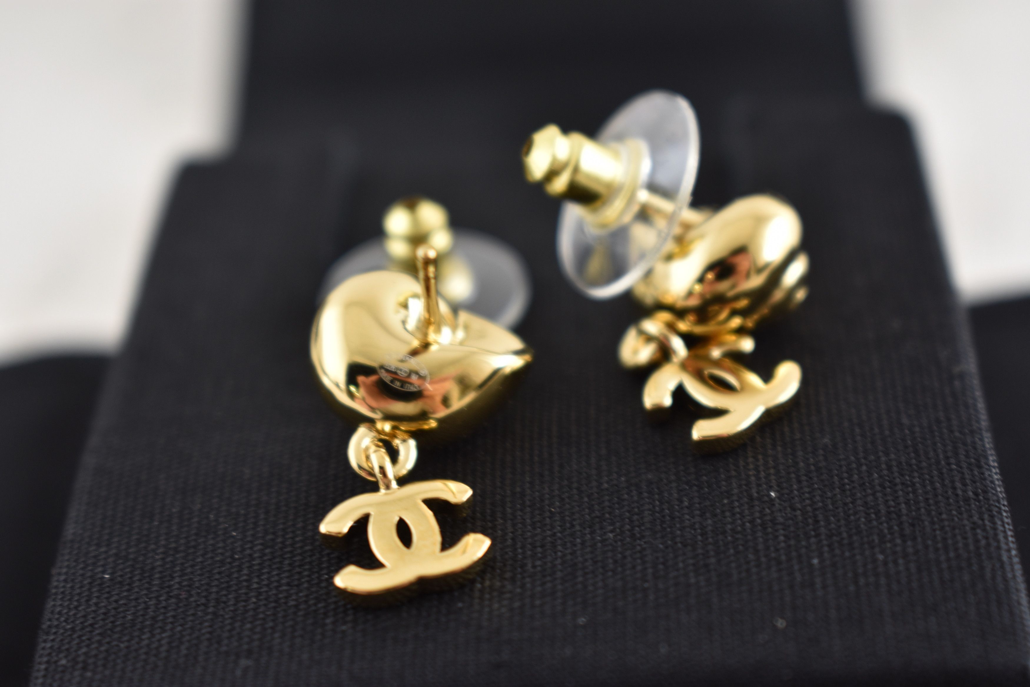 Chanel 26M Coco Beach Shell Seashell CC Logo Dangle Stud Earrings Size ONE SIZE - 21 Thumbnail