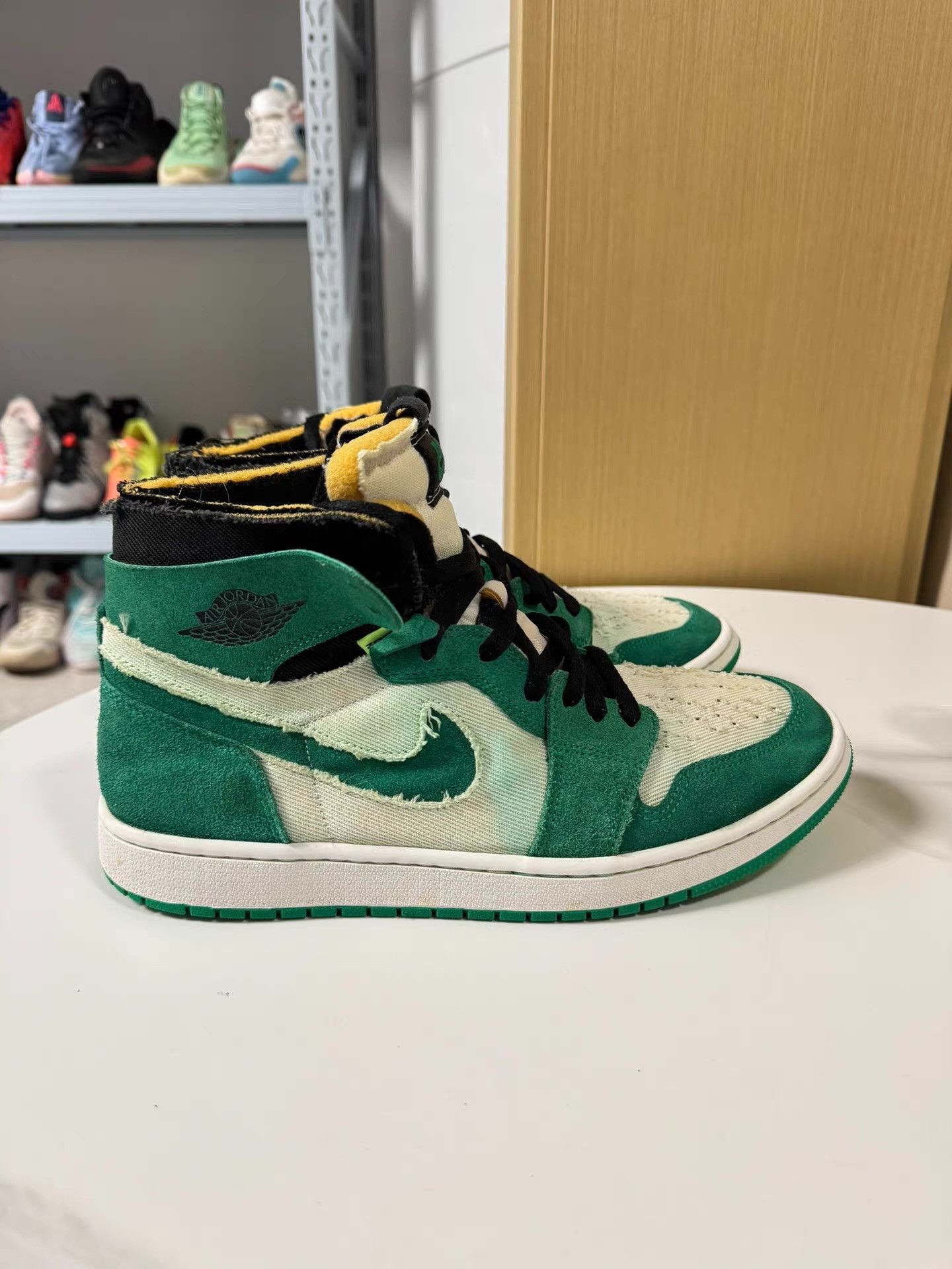 Nike Air Jordan 1 CMFT High Top, retro and stylish Q10 Size US 10.5 / EU 43-44 - 1 Thumbnail