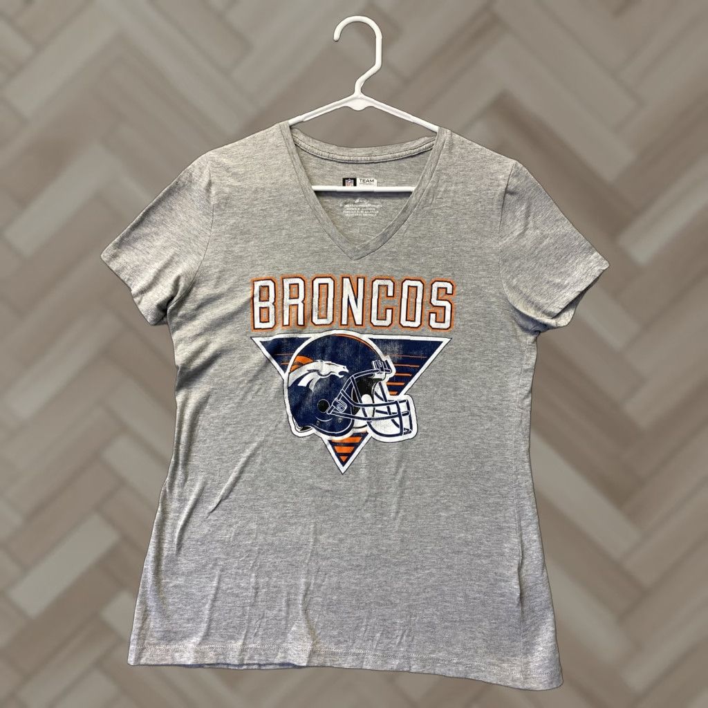 NFL Denver Broncos T shirt Women M Heather Grey V Neck Short Sleeve /110-27 Size M / US 6-8 / IT 42-44 - 1 Thumbnail