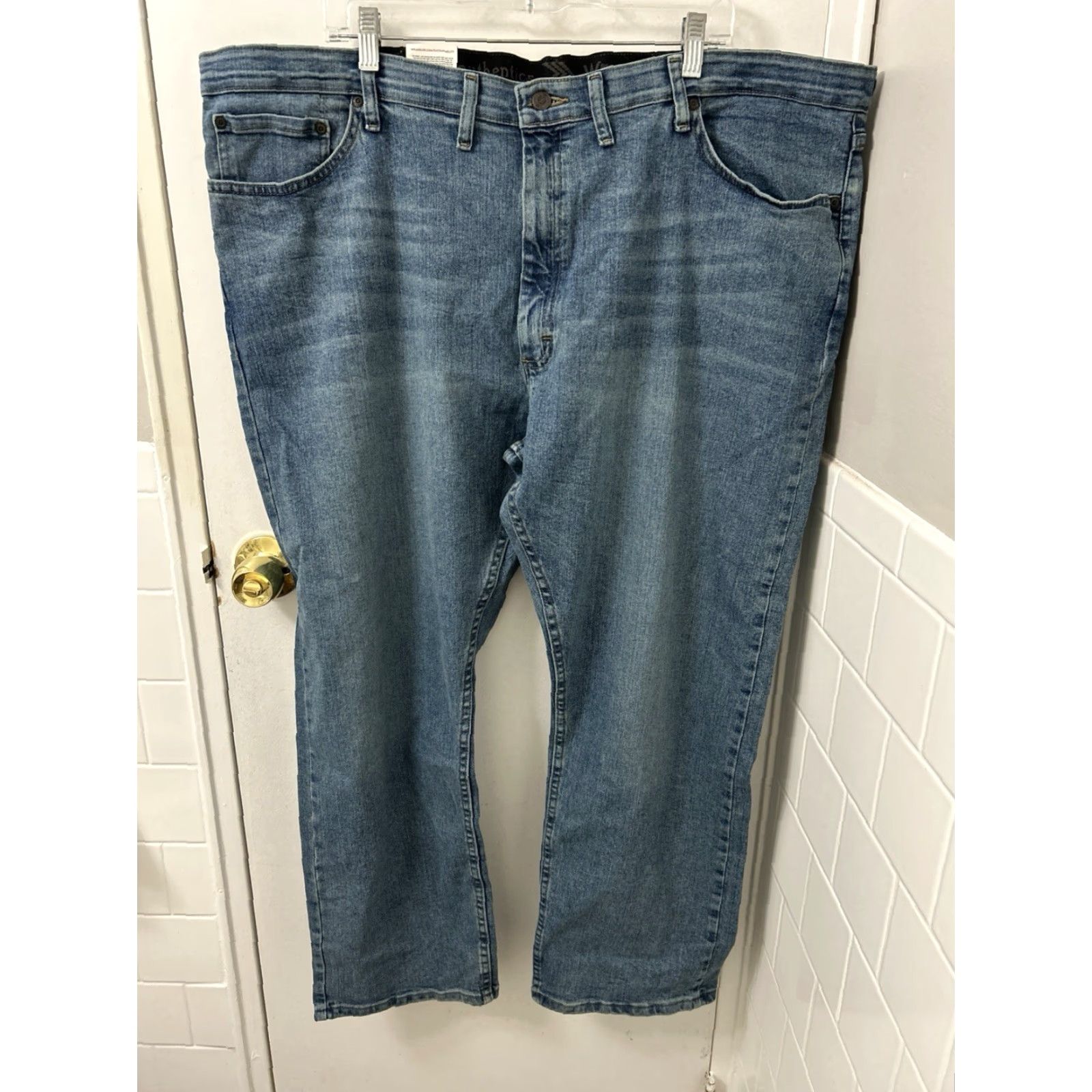 Wrangler Wrangler Authentics Jeans Mens 46x30 Light Wash Straight Leg NWT Stretch Denim 5-Pocket Zipper Button Cotton Blend Medium Wash Size US 30 / EU 46 - 7 Thumbnail