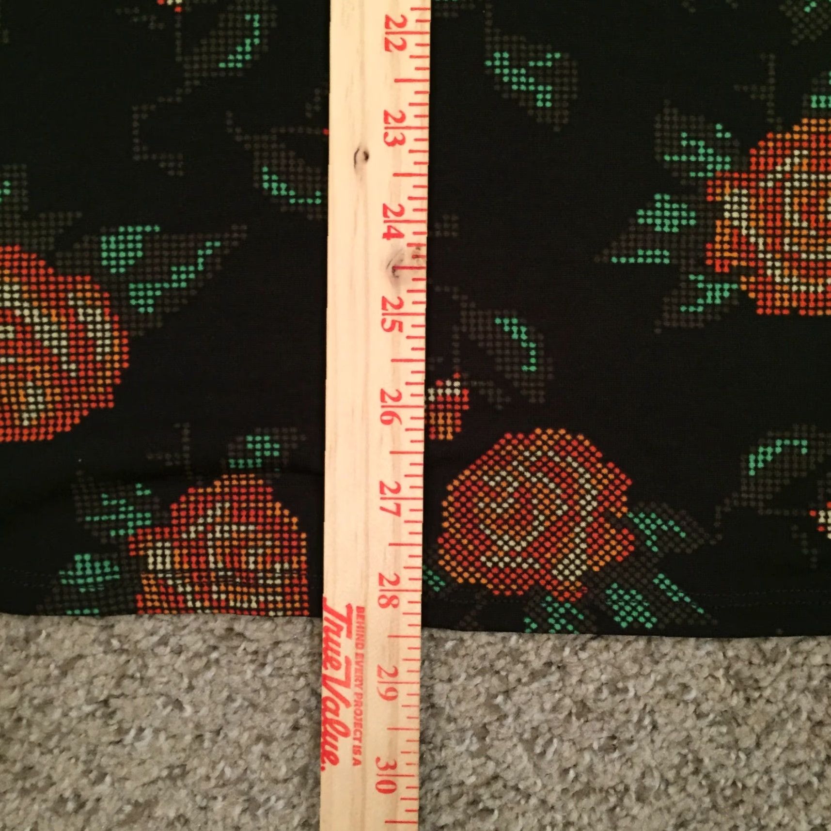 Vintage **LuLaRoe Lynnae Black Floral Long Sleeve T-Shirt Medium** User: LuLaRoe Lynnae Black Floral Long Sleeve T-Shirt Medium Size M / US 6-8 / IT 42-44 - 6 Thumbnail