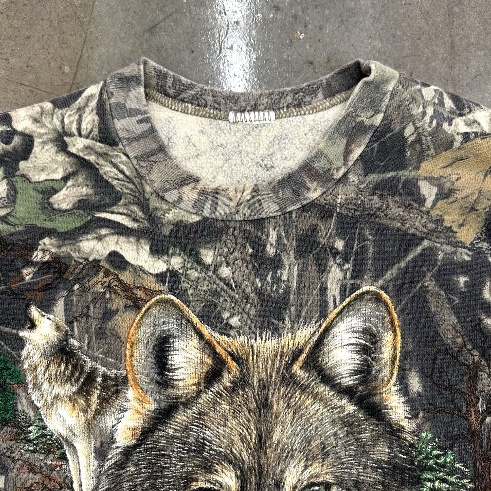 Vintage VINTAGE 90s Mossy Oak Camouflage Wolf Graphic Crewneck Sweatshirt 2XL Size US XXL / EU 58 / 5 - 2 Thumbnail