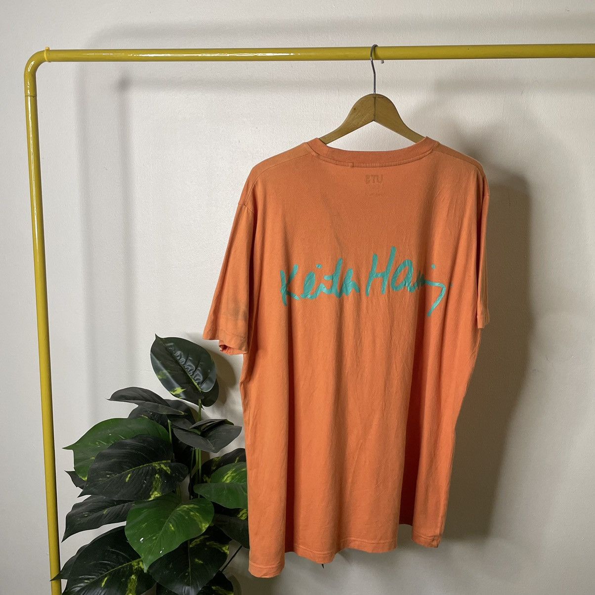 Keith Haring × Uniqlo Keith Haring Big Script Collaboration T Shirt Size US XL / EU 56 / 4 - 1 Thumbnail