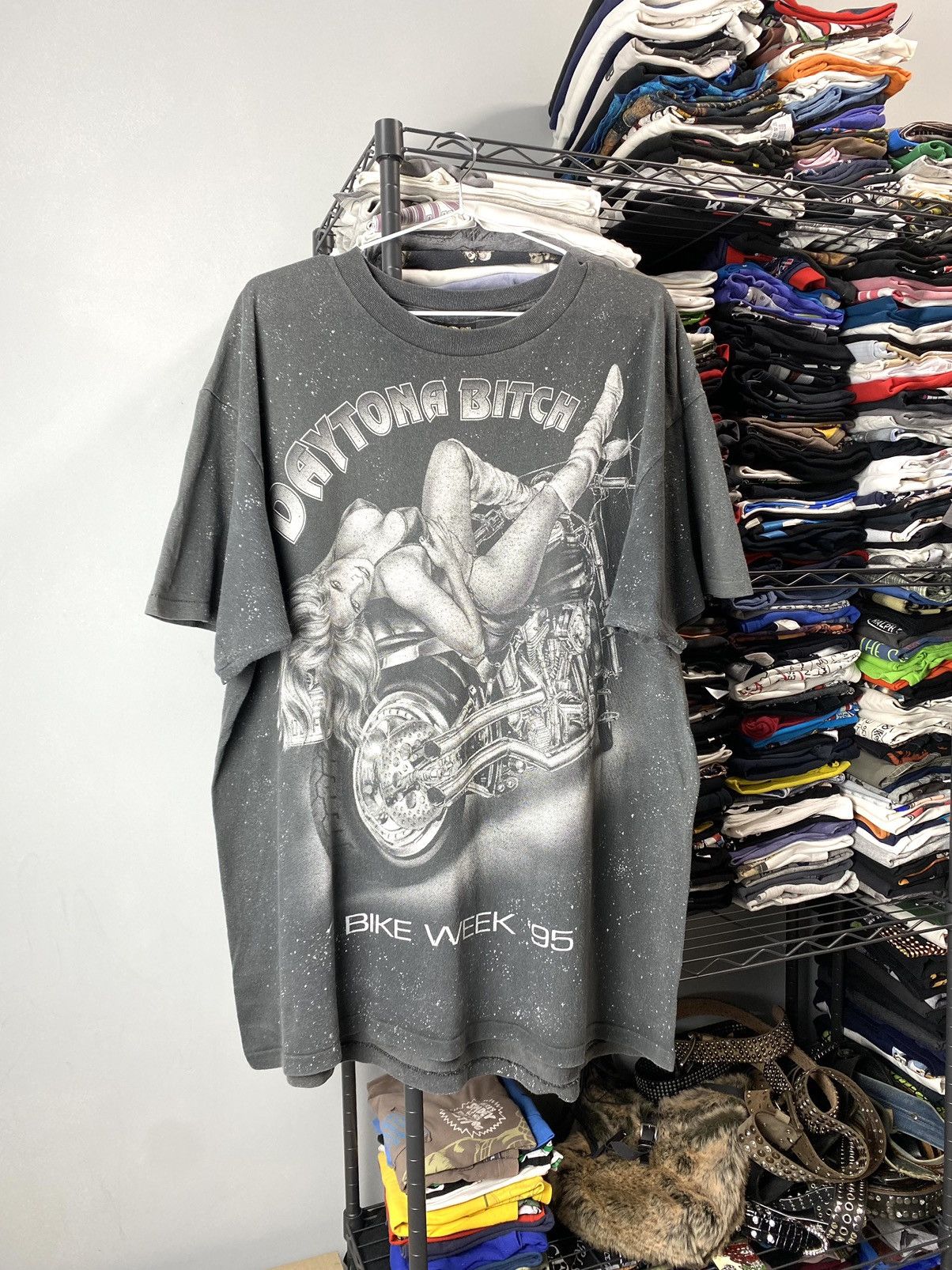 Band Tees 🔥 Vintage 1995 3D Emblem Daytona Bitch Bike Week T Shirt Size US XL / EU 56 / 4 - 1 Thumbnail