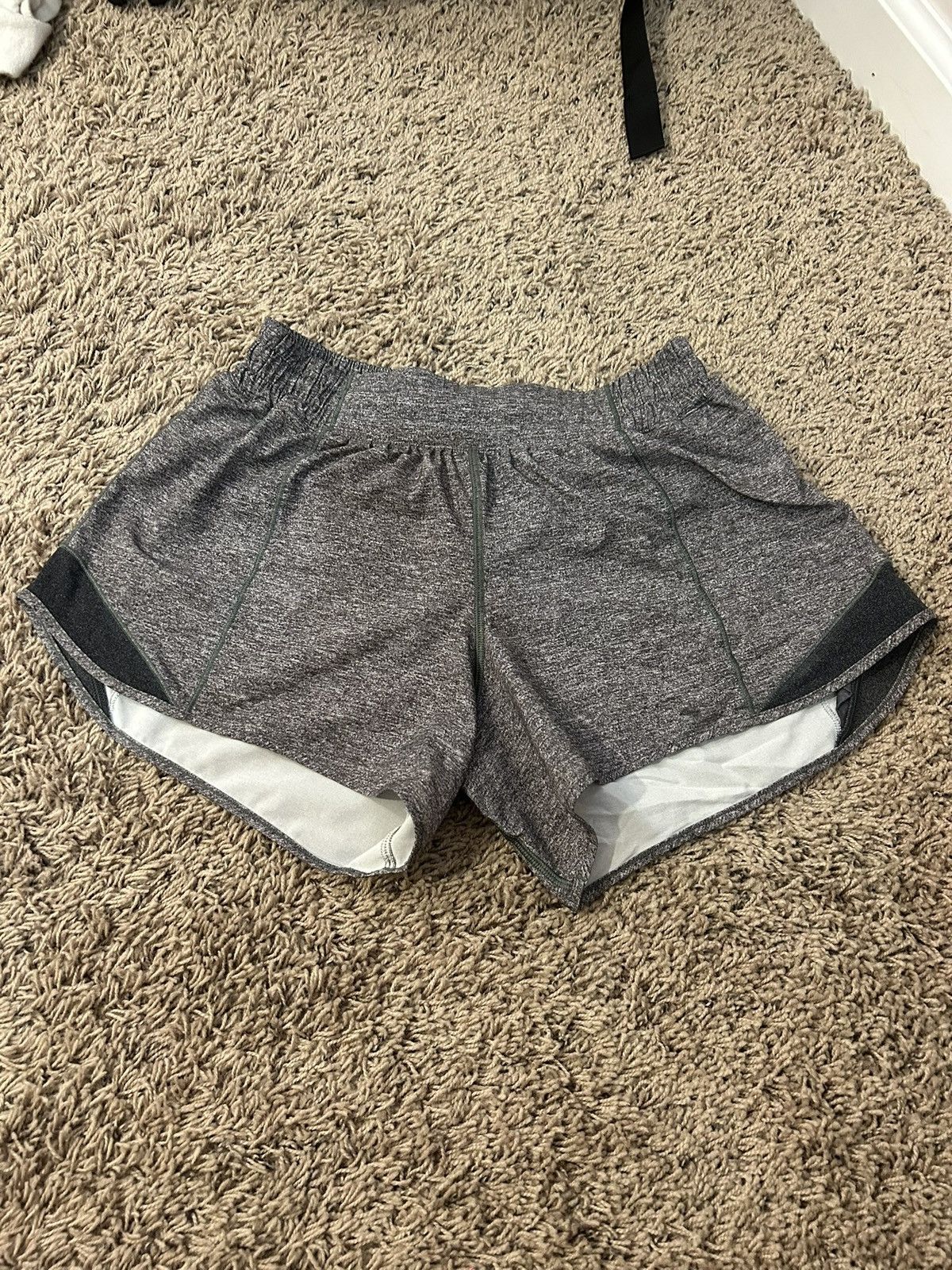 Lululemon lululemon low rise 4” hotty hots- heather gray Size 28" / US 6 / IT 42 - 1 Thumbnail
