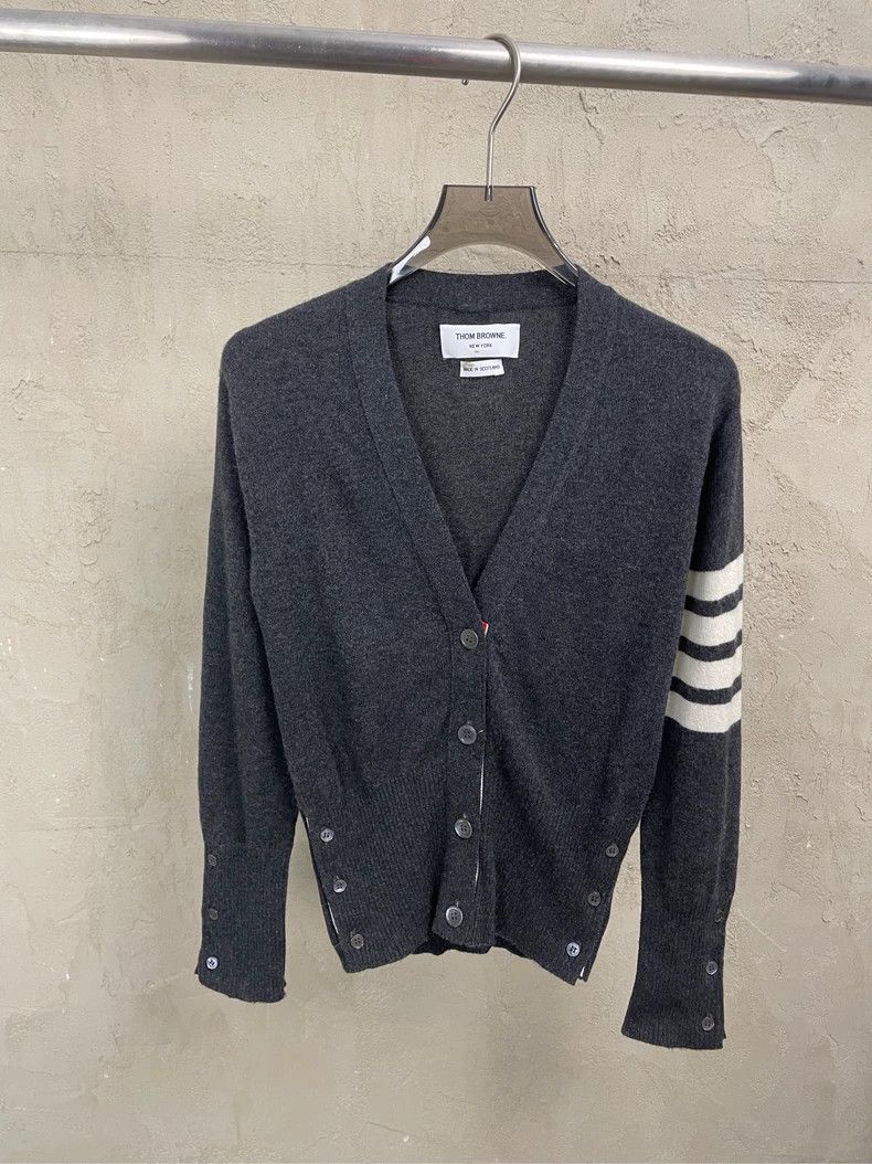 Thom Browne Thom browne Dark gray four-striped pure cashmere cardigan s Size US S / EU 44-46 / 1 - 1 Thumbnail
