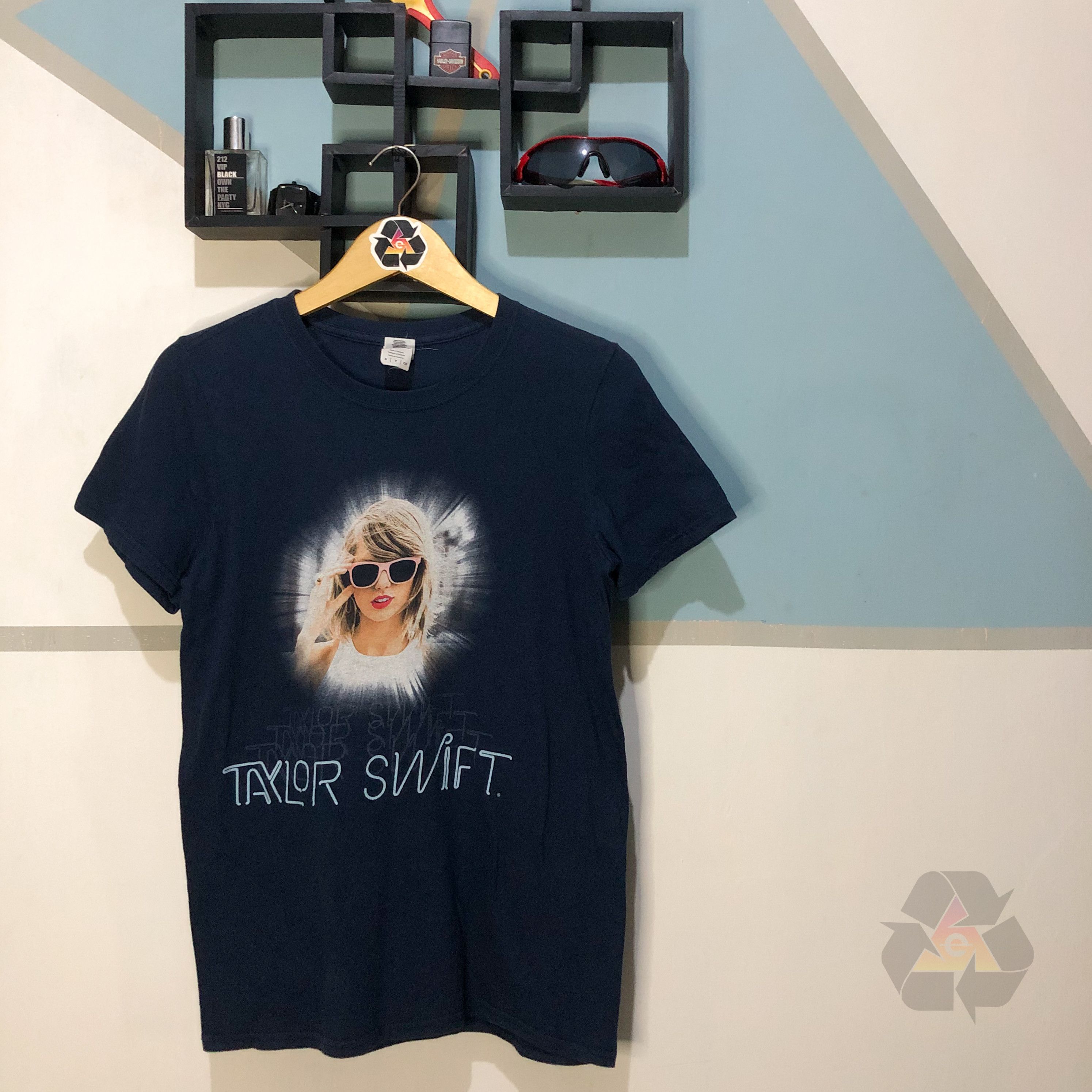 Band Tees Taylor Swift The 1989 World Tour T-Shirt Size S / US 4 / IT 40 - 1 Thumbnail