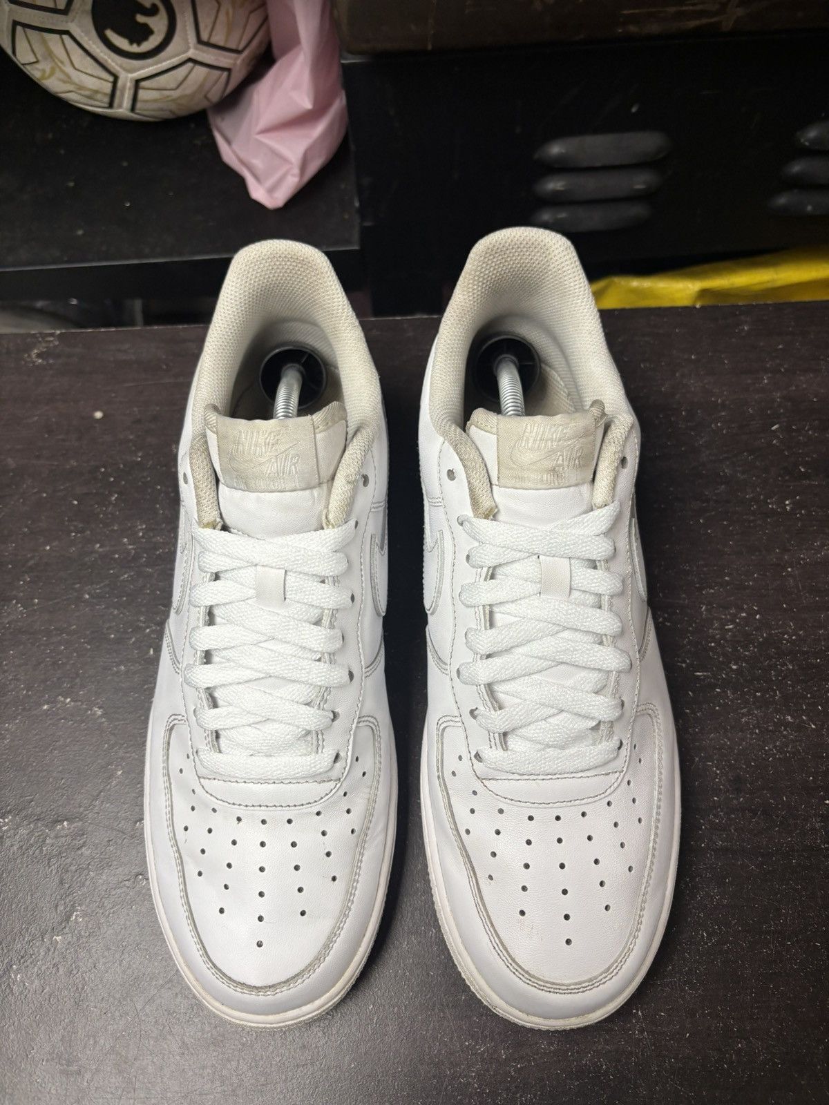 Nike Air Force 1 Low Triple White Size US 10 / EU 43 - 2 Thumbnail