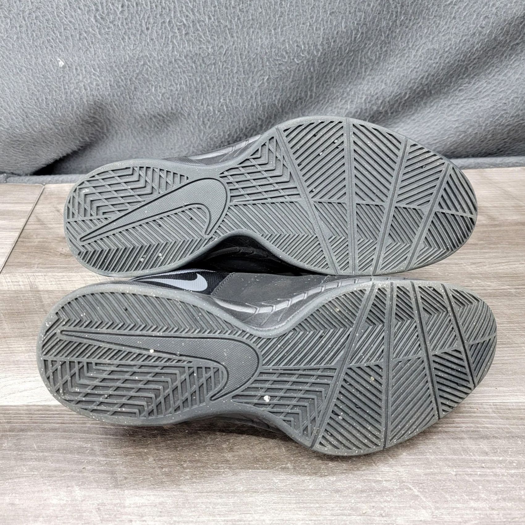 Nike Nike Basketball Shoes Mens Size 13 Black Mid Top Cushioned Sneakers 749168-003 Size US L / EU 52-54 / 3 - 6 Thumbnail