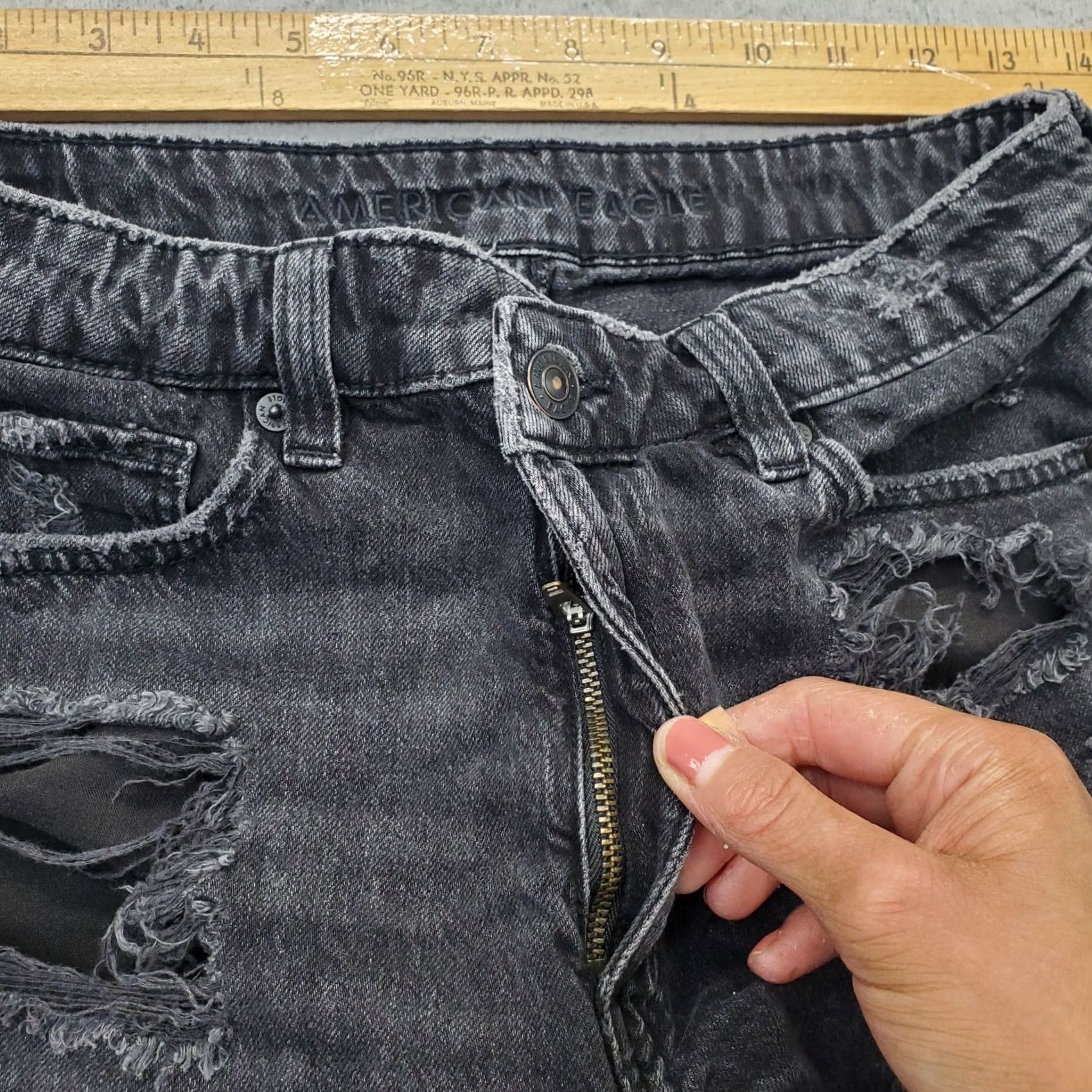 American Eagle Outfitters American Eagle Outfitters Gray Denim Cut-Off Shorts Womens Size 6 Size 28" / US 6 / IT 42 - 6 Thumbnail