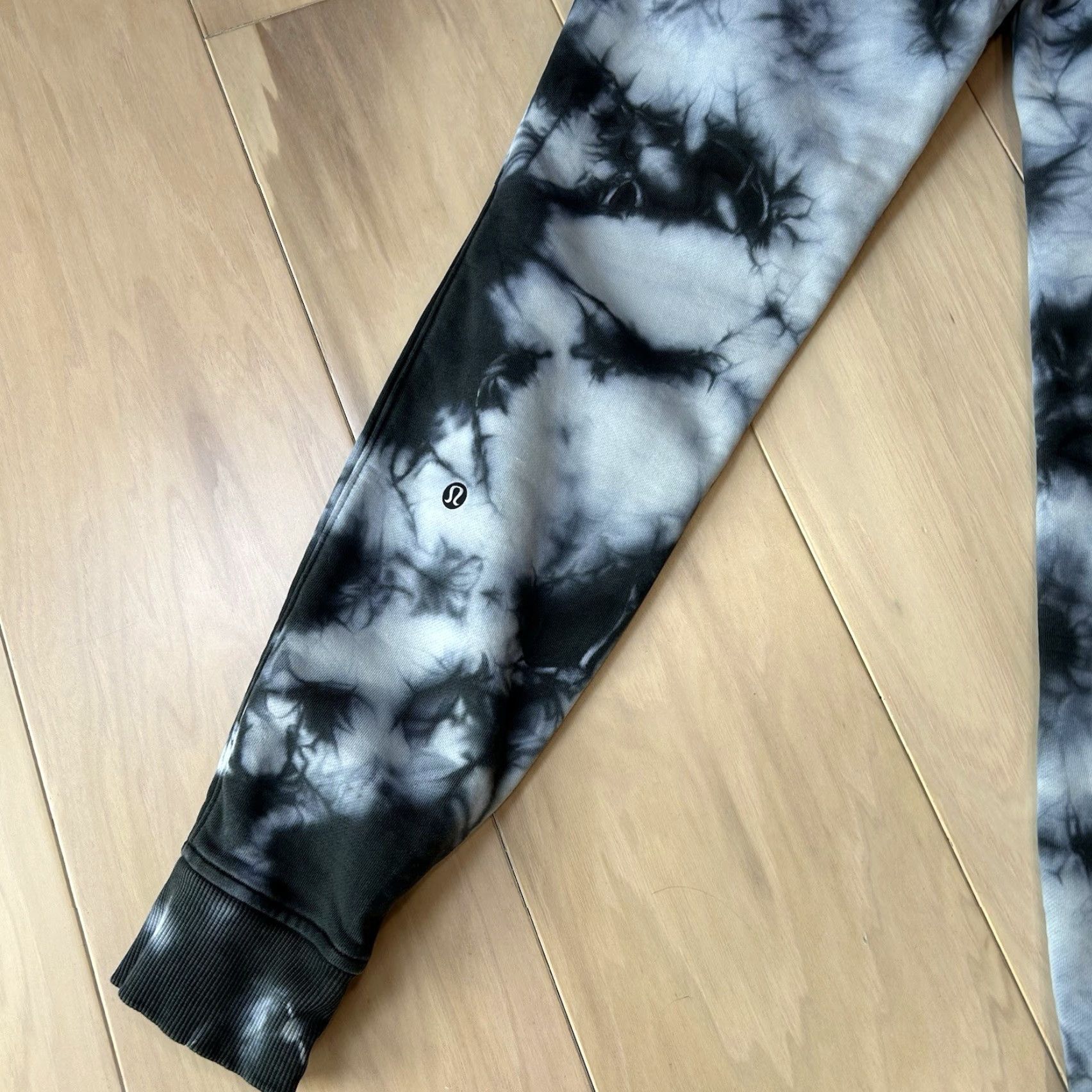 Lululemon VINTAGE Lululemon Warm Down Jogger 4 Women Tie Dye 7/8 Inseam 28 Black White Gray Jogger Pants Size 27" / US 4 / IT 40 - 4 Thumbnail