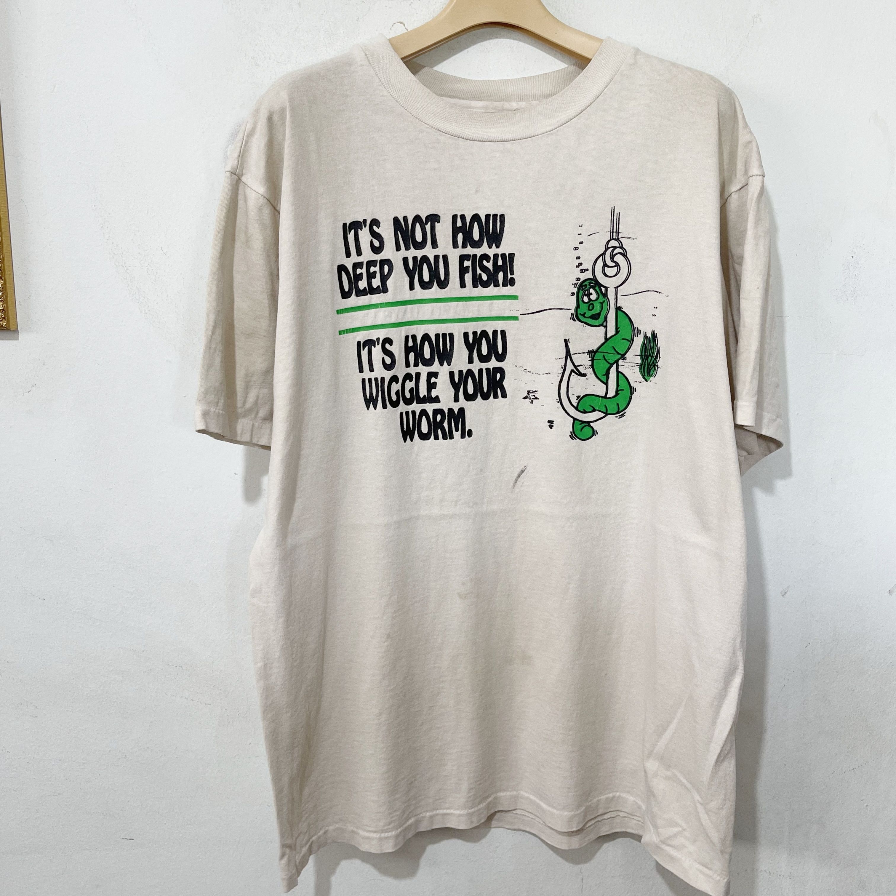 Vintage Vintage 90s “It’s How You Wiggle Your Worm” Fishing T-Shirt Size US L / EU 52-54 / 3 - 1 Thumbnail