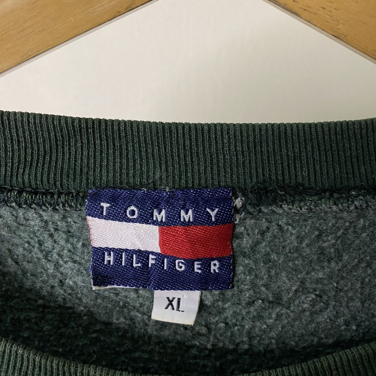 Tommy Hilfiger × Vintage Vintage 1990s Tommy Hilfiger Big Logo Sweatshirt Size US XL / EU 56 / 4 - 3 Thumbnail