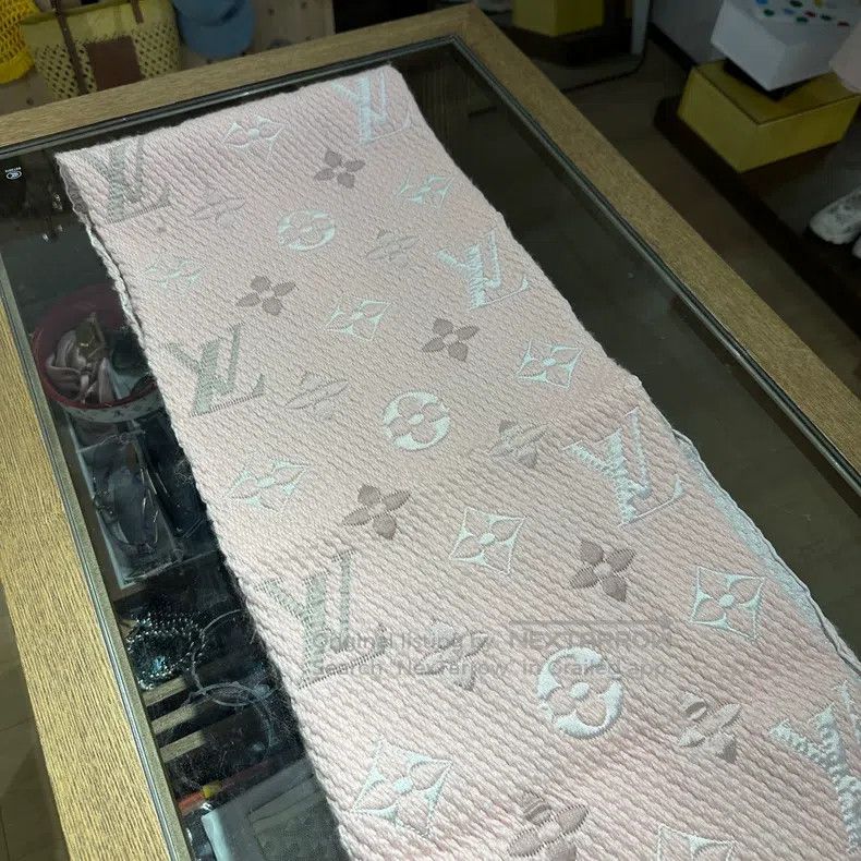 Louis Vuitton Louis Vuitton Full logo pink silver fringe scarf Size ONE SIZE - 5 Thumbnail