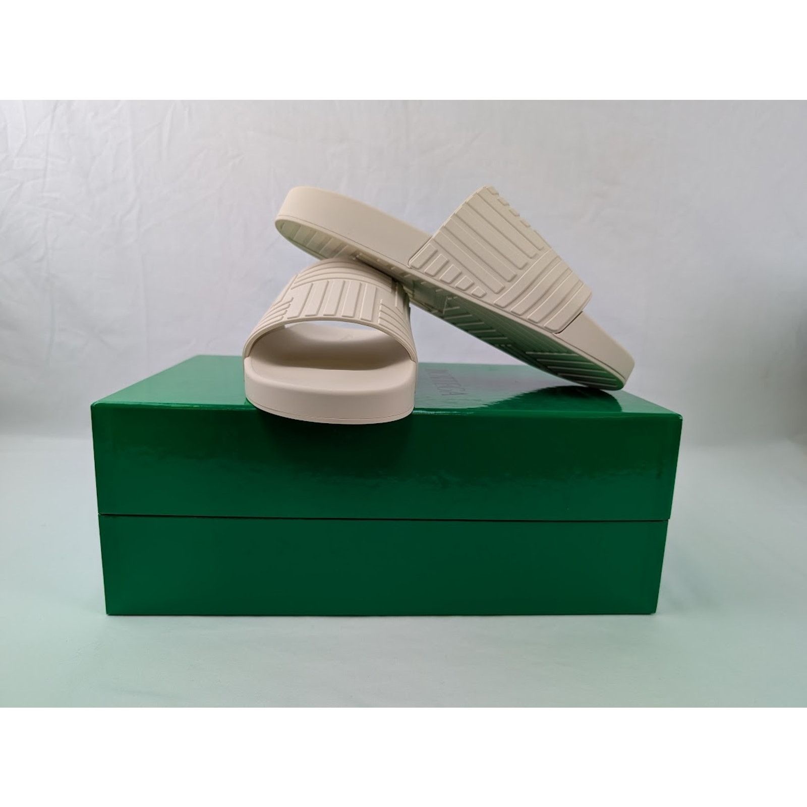 Bottega Veneta o1rshd1 Rubber Carpet Slider Sandal in Sea Salt Size US 12 / EU 45 - 11 Thumbnail