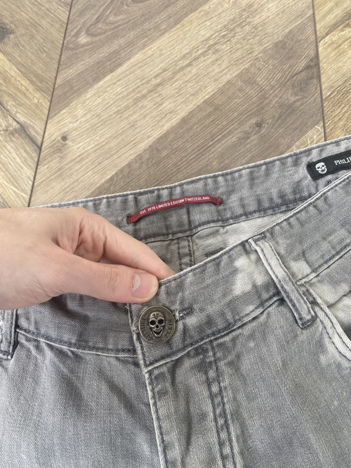 Designer × Philipp Plein × Vintage Vintage Philipp Plein Metal Logo Skull Gray Shorts Size US 34 / EU 50 - 9 Thumbnail