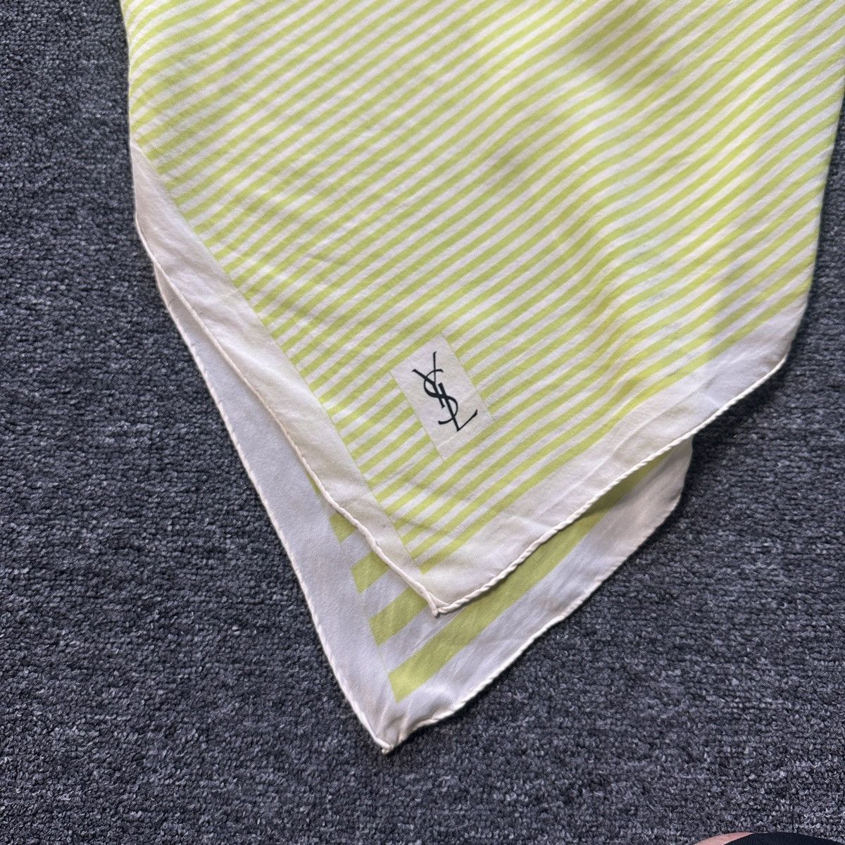 Yves Saint Laurent BIG SILK YSL YVES SAINT LAURENT 90S OLD MONEY Size ONE SIZE - 2 Thumbnail