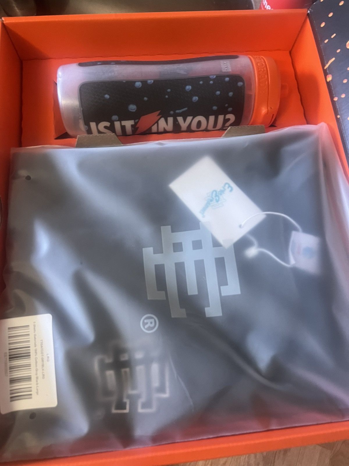 Eric Emanuel × Gatorade Eric Emanuel x Gatorade bottle & grey/black shirt large Size US L / EU 52-54 / 3 - 3 Thumbnail