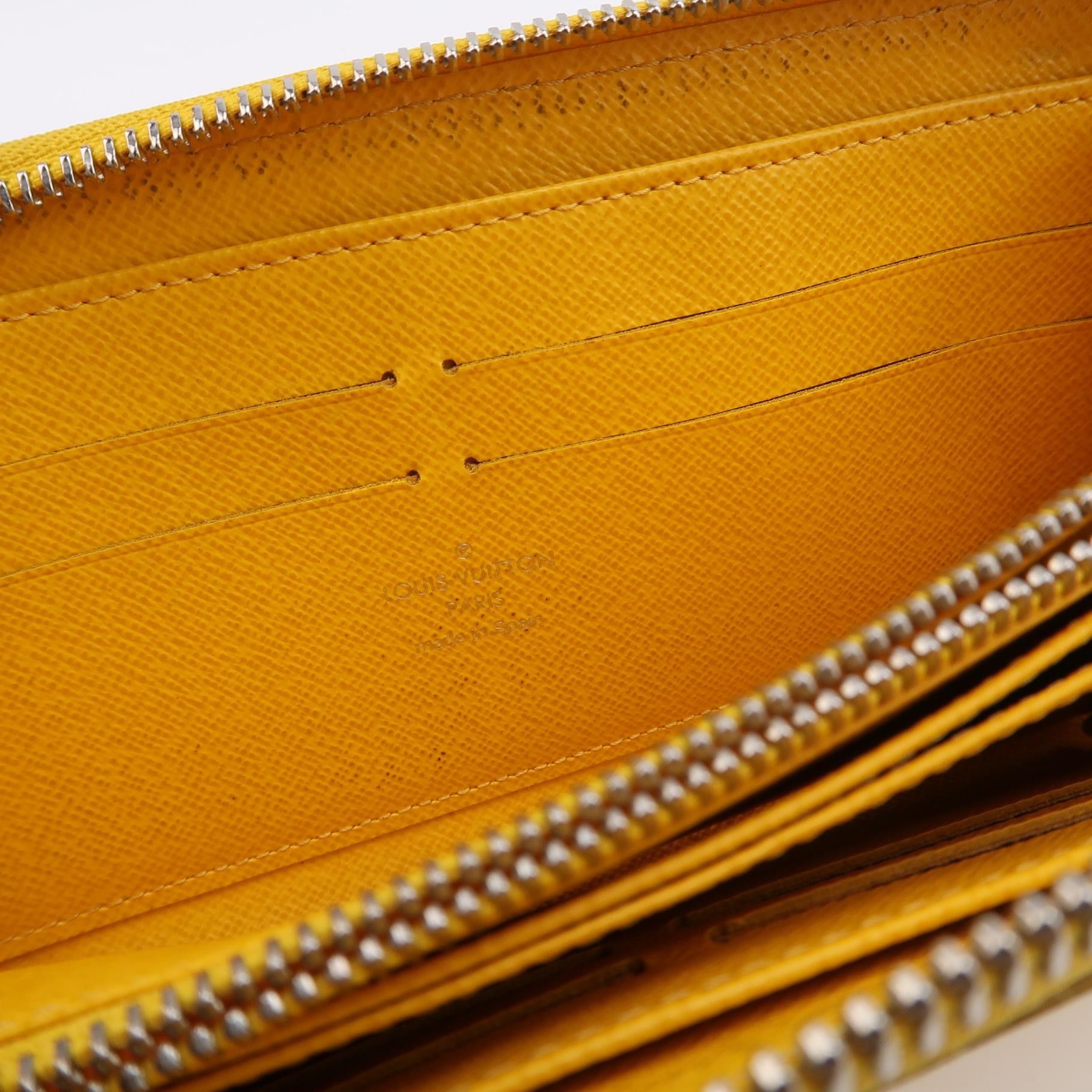Louis Vuitton Louis Vuitton (LV) Zippy cowhide solid color water ripple z Size ONE SIZE - 2 Thumbnail