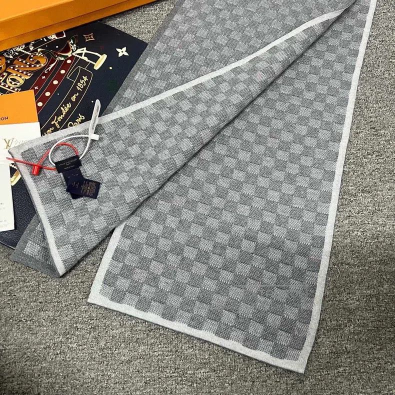 Louis Vuitton Louis Vuitton Checker Wool Scarf Size ONE SIZE - 3 Thumbnail
