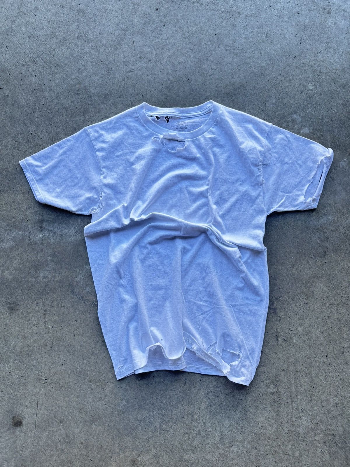 Japanese Brand × Vintage White Blank Distressed Thrashed Tee Size US XL / EU 56 / 4 - 1 Thumbnail