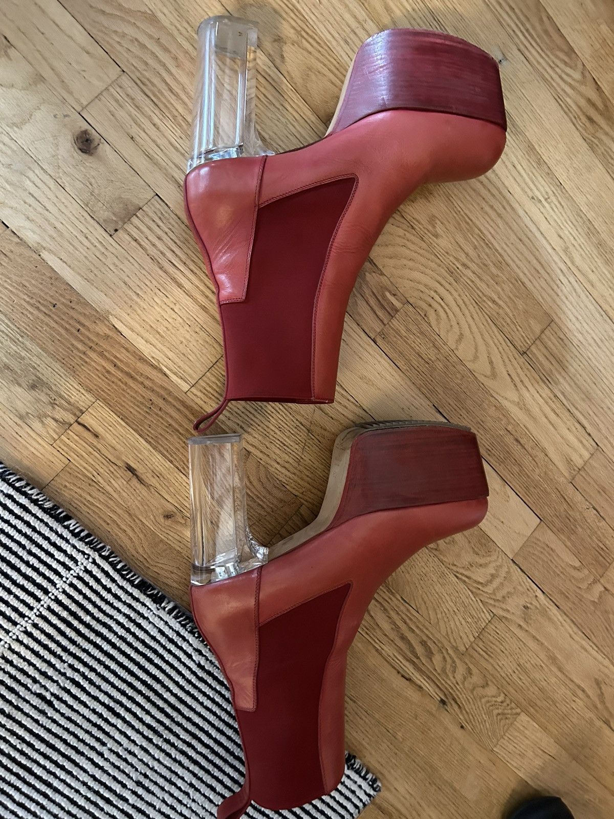 Red kiss heels hotsell