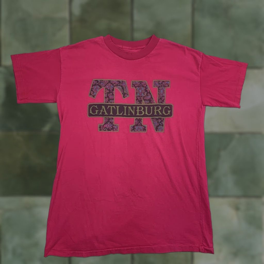 Vintage VINTAGE Gatlinburg Tennessee Shirt Adult Large Pink Paisley Logo 90s Mens T-Shirt Pink Logo 90s Size US L / EU 52-54 / 3 - 1 Thumbnail