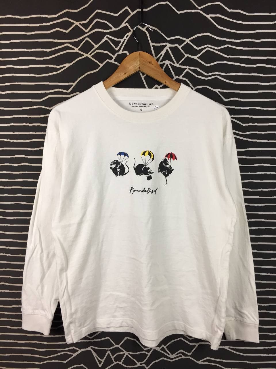 United Arrows United Arrows Brandalised Banksy Parachuting Rats Tee Size US S / EU 44-46 / 1 - 1 Thumbnail