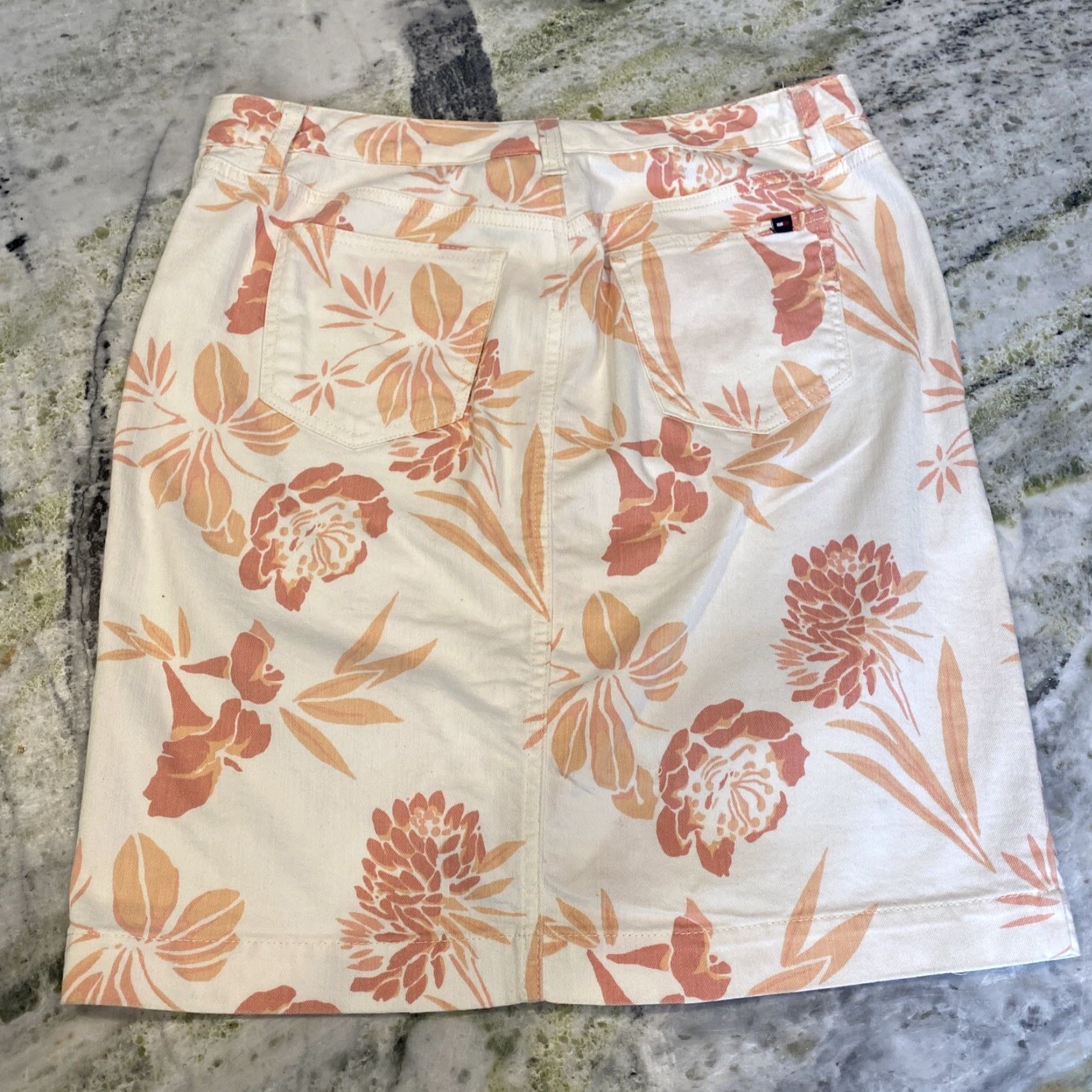 Tommy Hilfiger VINTAGE Tommy Hilfiger Floral Button Down Skirt Women’s Size 10 Pockets White Cotton Blend Short 1990s Summer Men/Women? Size 32" / US 10 / IT 46 - 4 Thumbnail