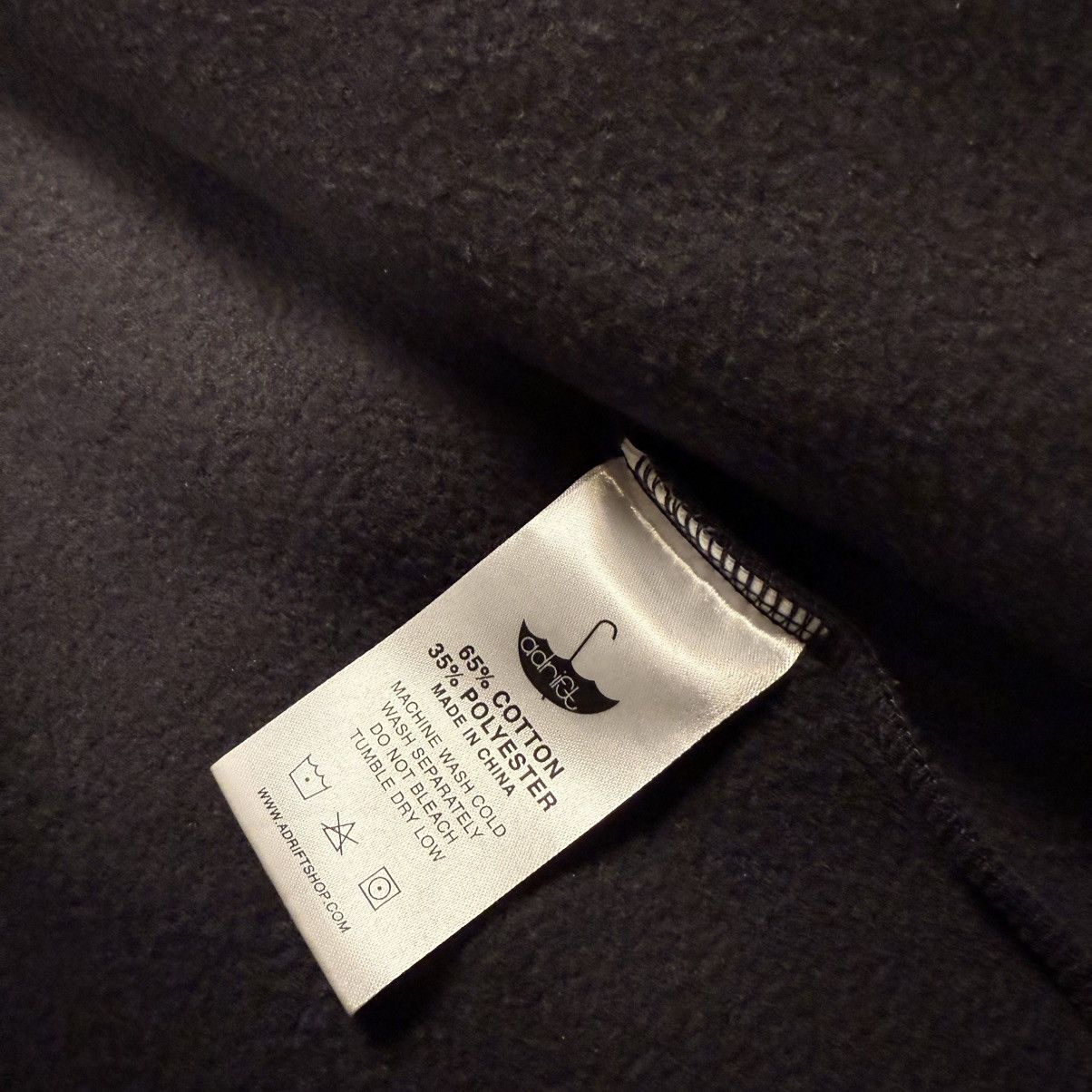 Other Adrift SkateShop Script Toronto Cropped Hoodie Size US XL / EU 56 / 4 - 6 Thumbnail