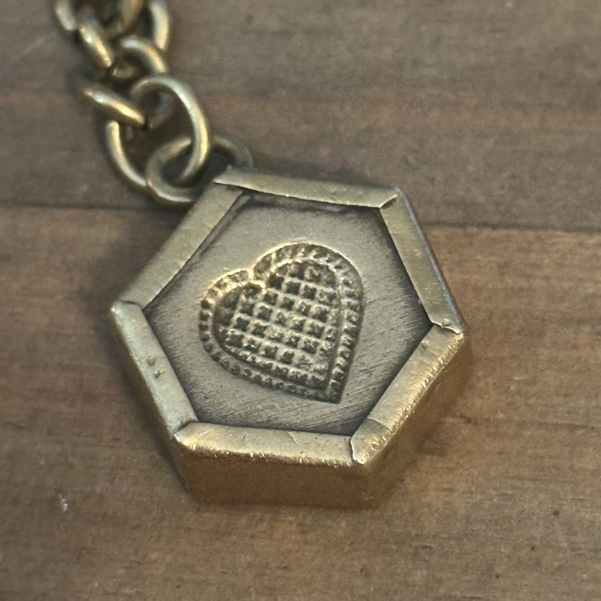 Vintage Vintage gold tone hexagon carved heart keychain Size ONE SIZE - 4 Thumbnail