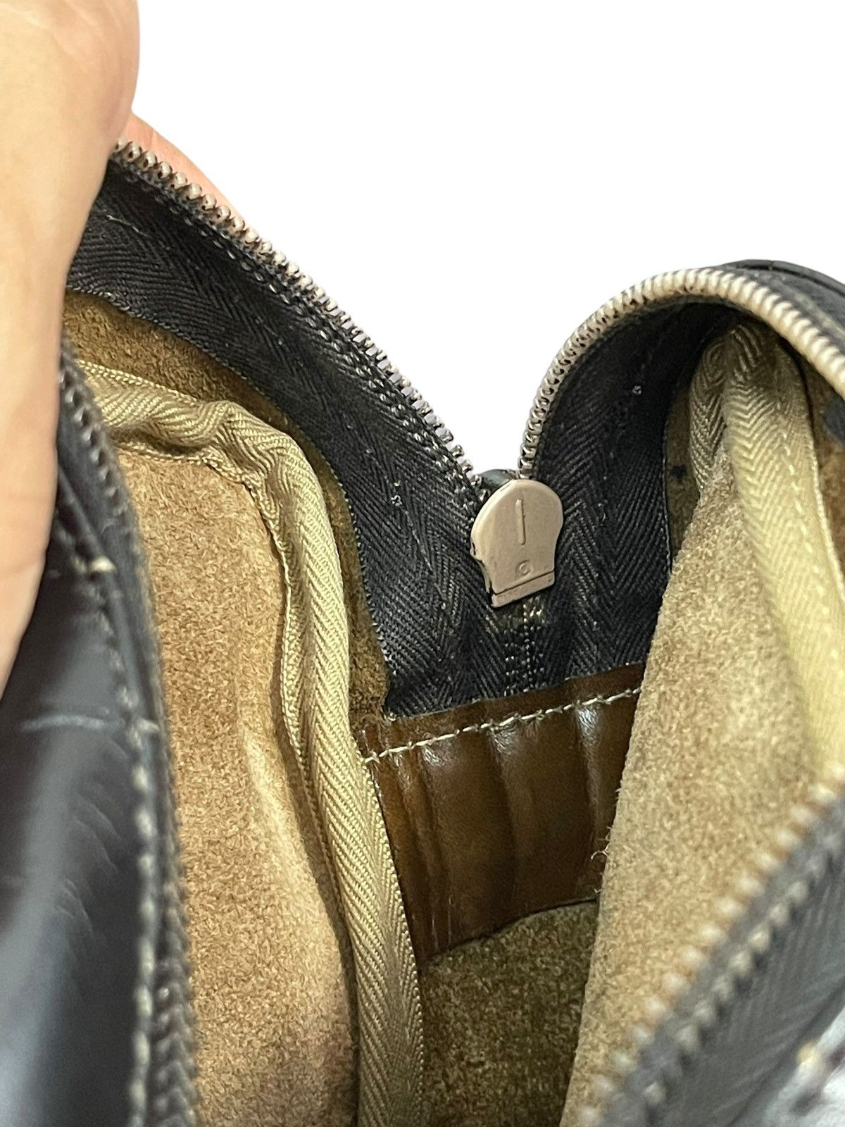 Loewe Full Leather Vtg Loewe Sling Cross Body Bag 1🟩7 Size ONE SIZE - 20 Thumbnail