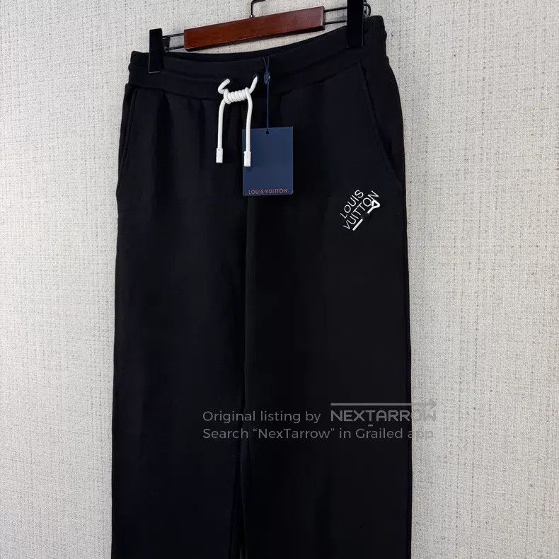 Louis Vuitton Louis Vuitton size s Solid pin-on embroidered logo knit swe Size US 28 / EU 44 - 2 Thumbnail