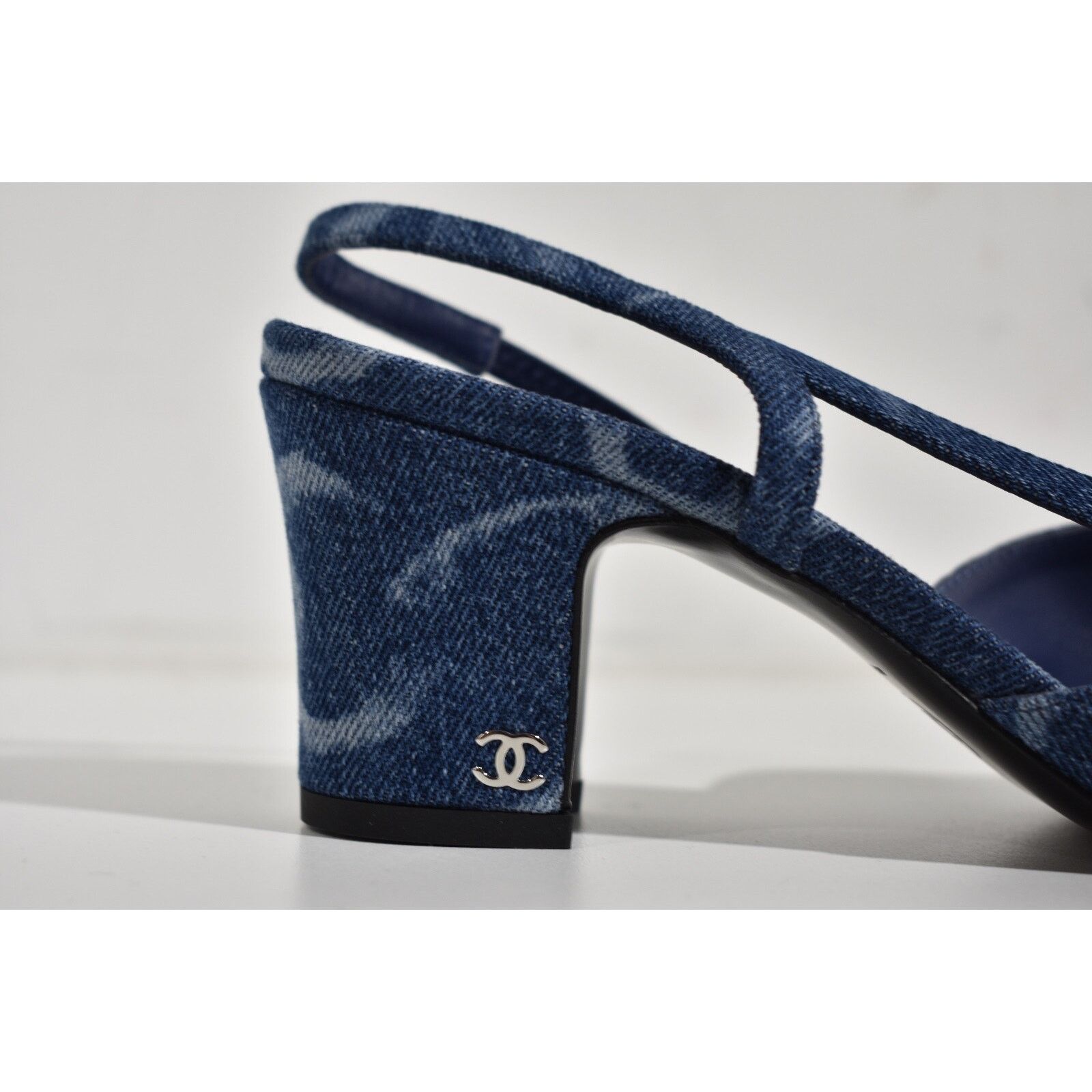 Chanel 23B Coco Sling Denim White CC Logo Slingback Block Heel 37.5 Size US 7.5 / IT 37.5 - 3 Thumbnail