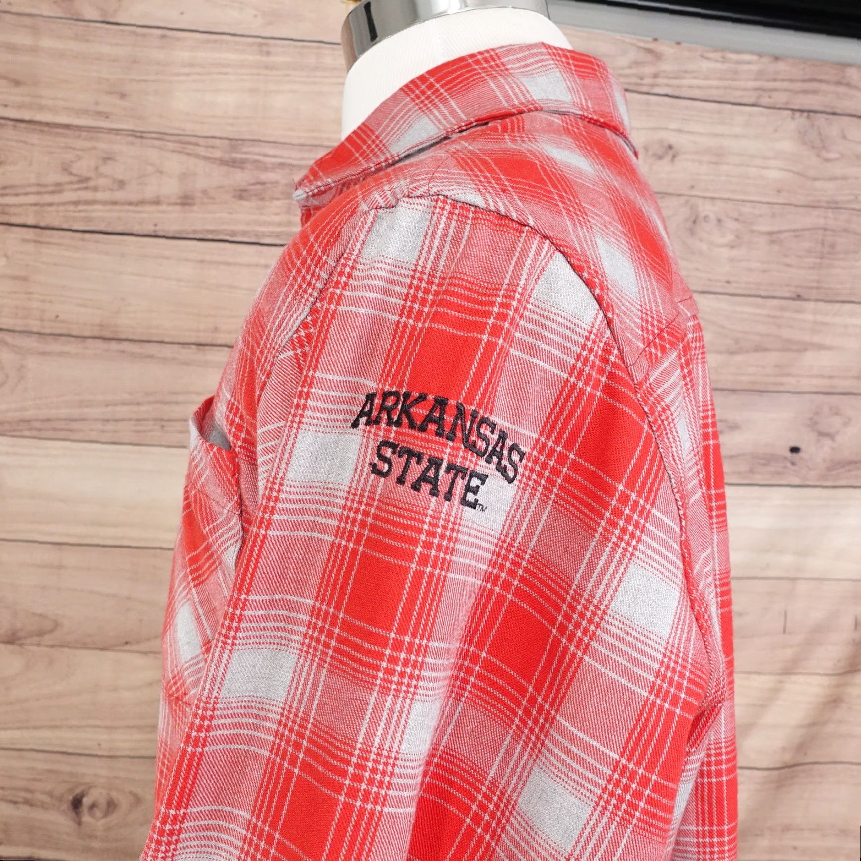 Under Armour UNDER ARMOUR Red Plaid Button-Up Shirt Mens L Size US L / EU 52-54 / 3 - 4 Thumbnail