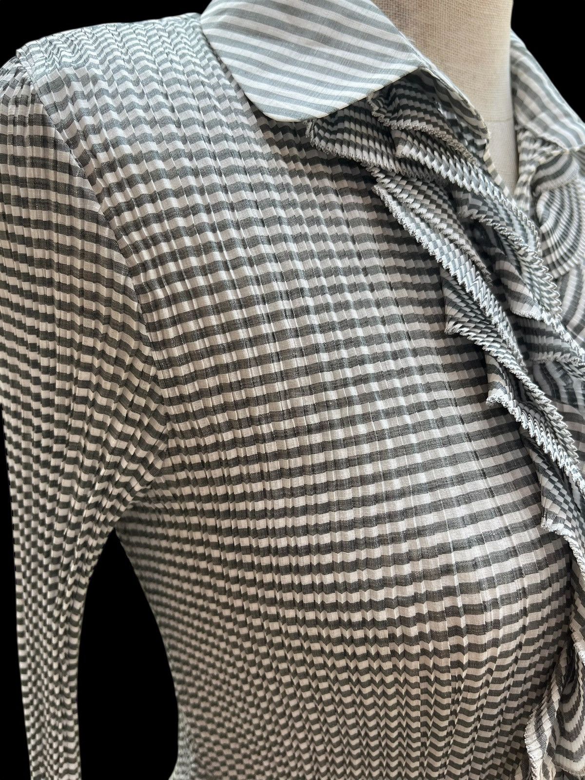 Pierre Cardin Vintage pleated blouse Size XS / US 0-2 / IT 36-38 - 6 Thumbnail