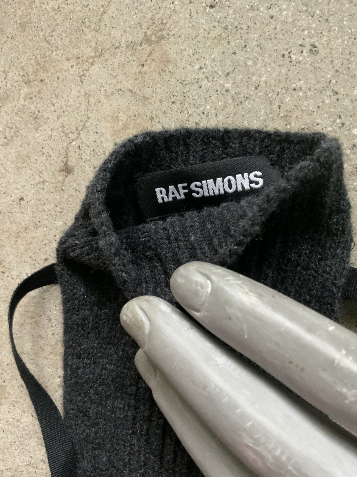 Raf Simons RAF SIMONS CASHMERE KNIT RIBBON BONDAGE GLOVES Size ONE SIZE - 2 Thumbnail