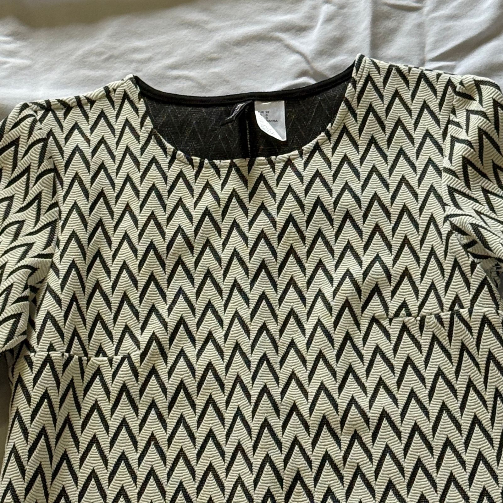 Divided × H&M H&M Divided Black and White Geometric Zigzag Dress Size 0 Size XS / US 0-2 / IT 36-38 - 2 Thumbnail