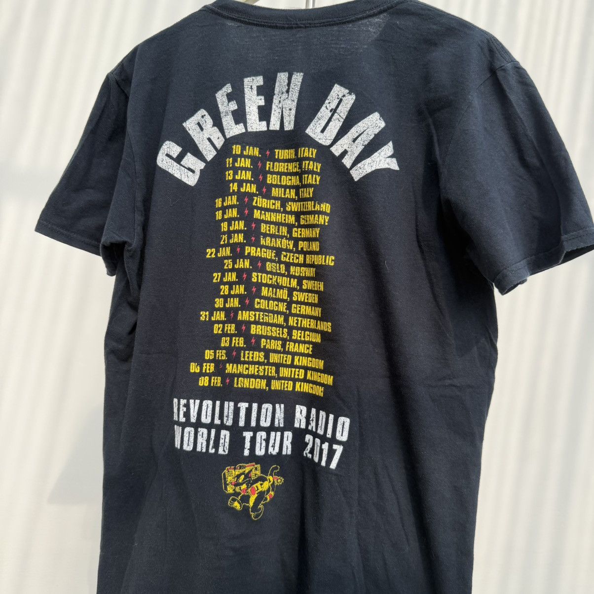 Band Tees Green Day Revolution Radio World Tour 2017 T-Shirt Size US M / EU 48-50 / 2 - 3 Thumbnail