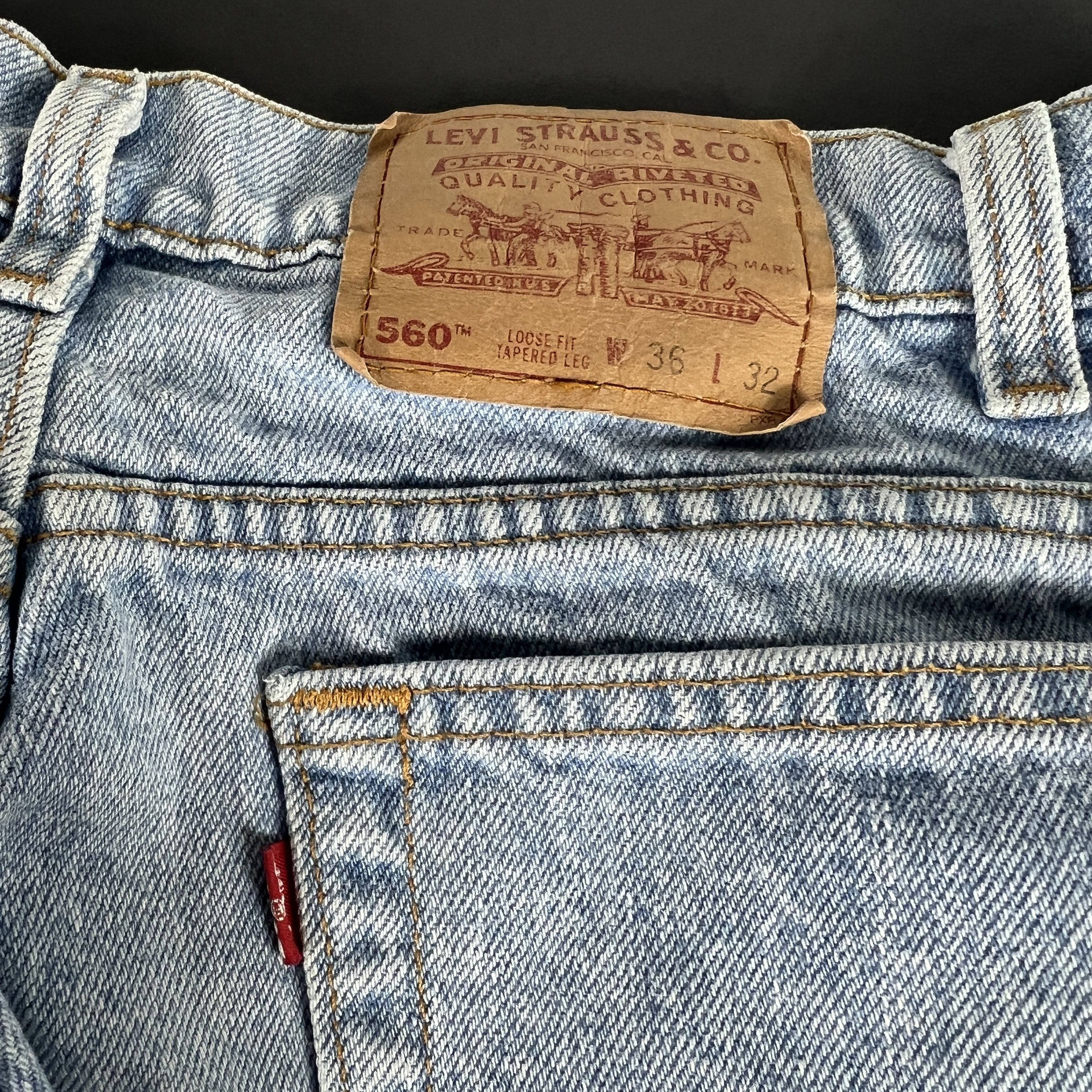 Levi's × Vintage VTG 90s Levi's Jeans 560 Loose Tapered Light Blue Denim Size US 35 - 13 Thumbnail