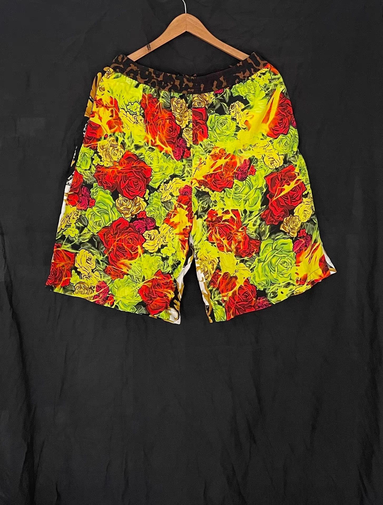 Versace Versace Men's Printed Shorts Ｑ21 Size US 34 / EU 50 - 1 Thumbnail