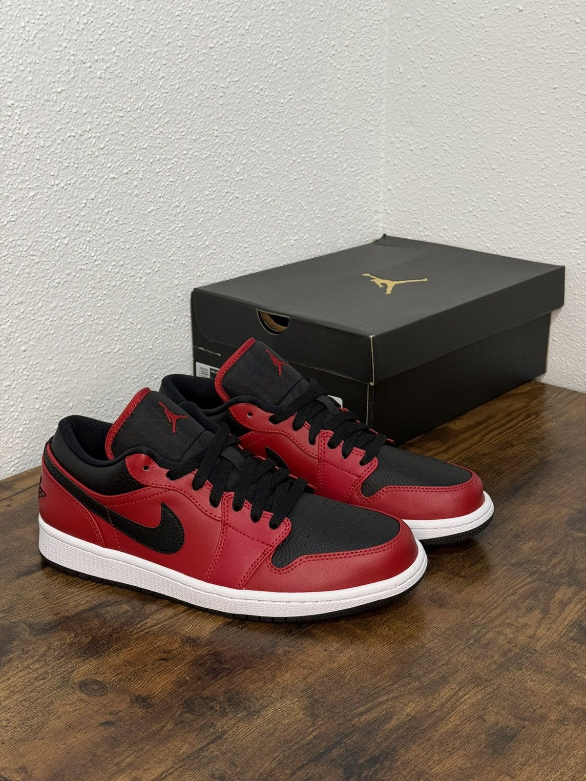 Jordan Brand × Nike Nike Air Jordan 1 Low Reverse Bred Pebbled Swoosh size 9 Size US 9 / EU 42 - 1 Thumbnail