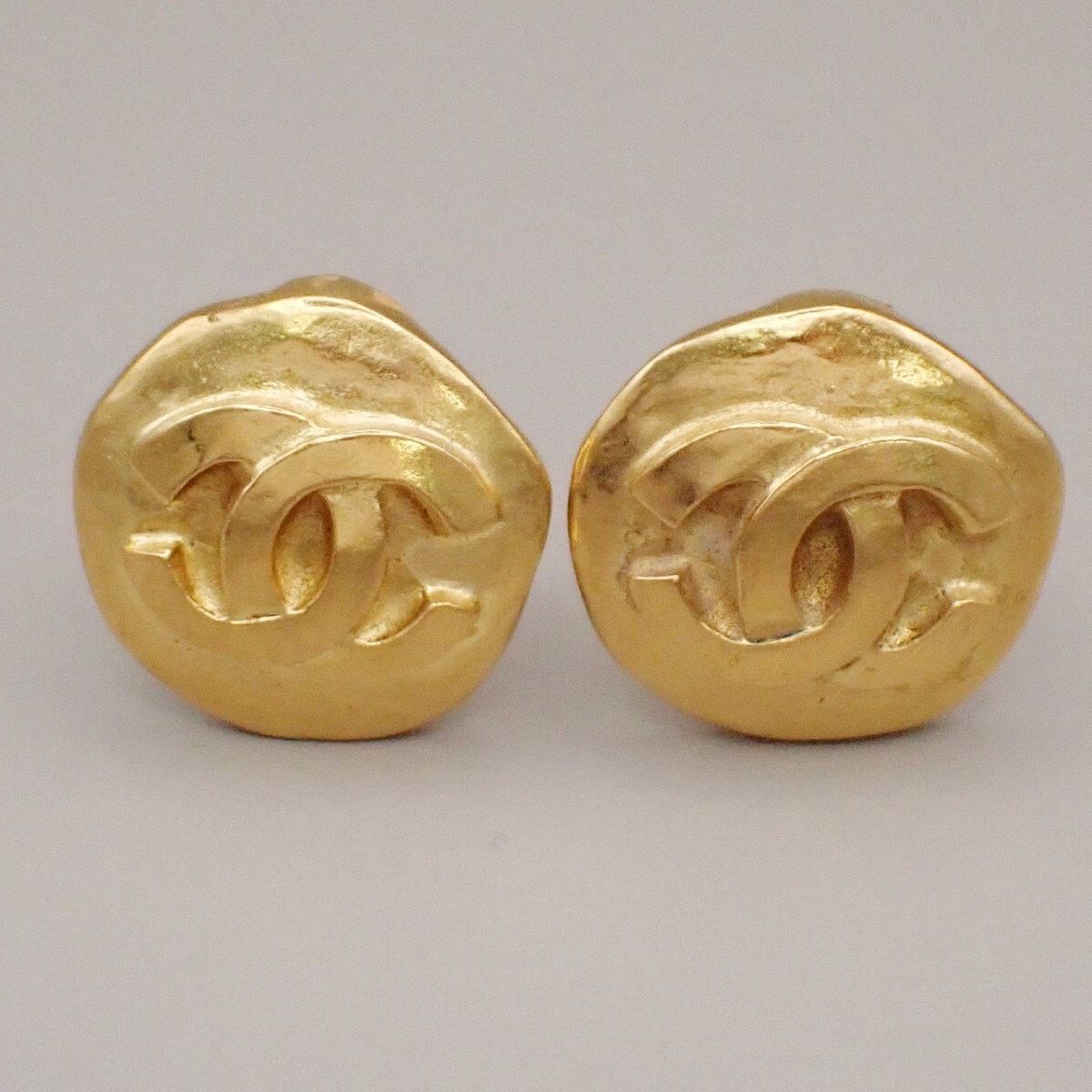 Chanel Gold Plated Vintage CC Round Clip-on Earrings Gold
