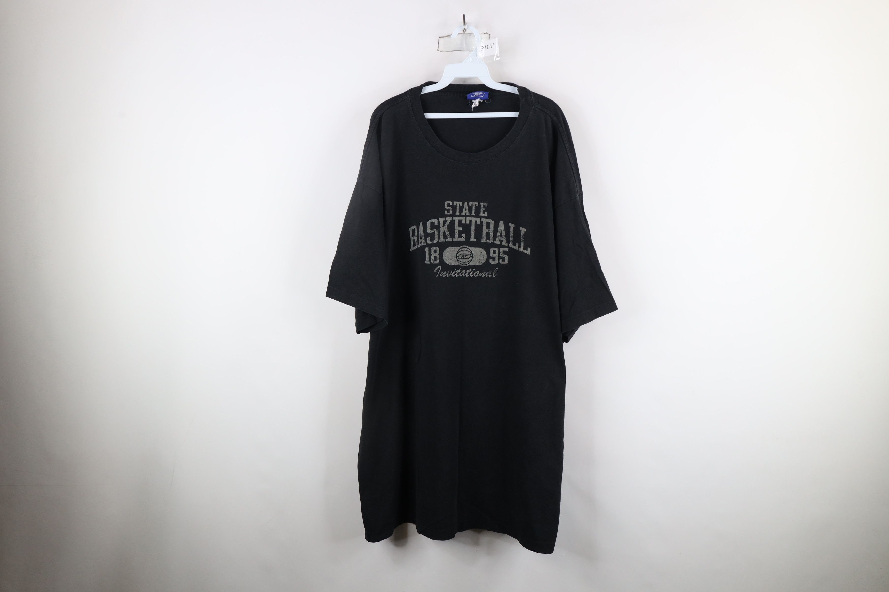 Reebok × Vintage Vintage 90s Reebok Spell Out State Basketball T-Shirt Black Size US XXL / EU 58 / 5 - 1 Thumbnail