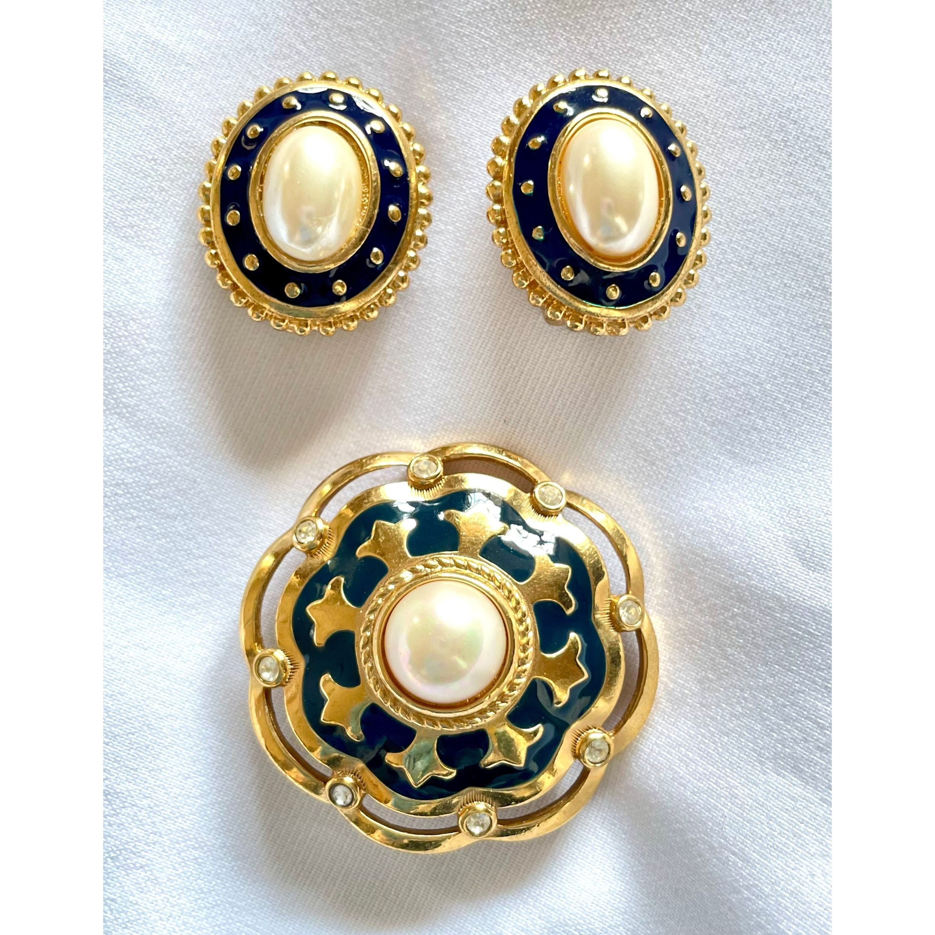 Burberry Vintage Burberry brooch faux pearl, crystal stones, and navy Size ONE SIZE - 6 Thumbnail