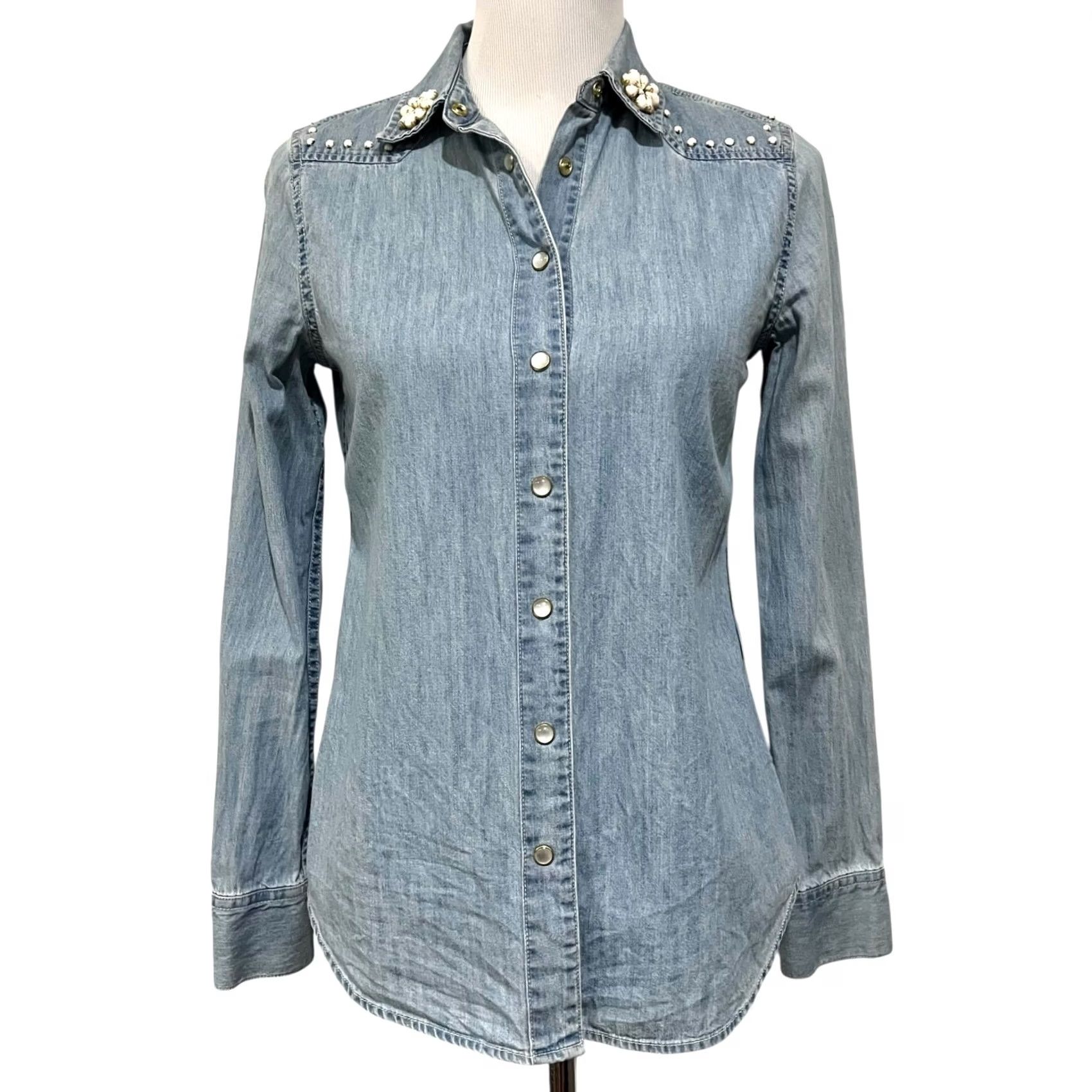 Vintage Draper James Women's Embellished Denim Top Pearl Snaps Blue 100% Cotton Size 2 Denim Blouse Casual Womens Blue Pearl Snaps 2 Size XS / US 0-2 / IT 36-38 - 2 Thumbnail