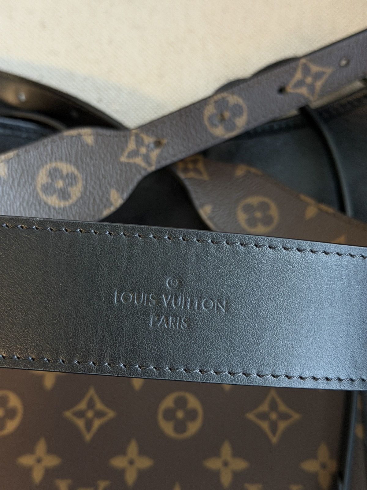 Louis Vuitton Louis Vuitton Carry All Vibe MM Black Shoulder Bag Size ONE SIZE - 6 Thumbnail